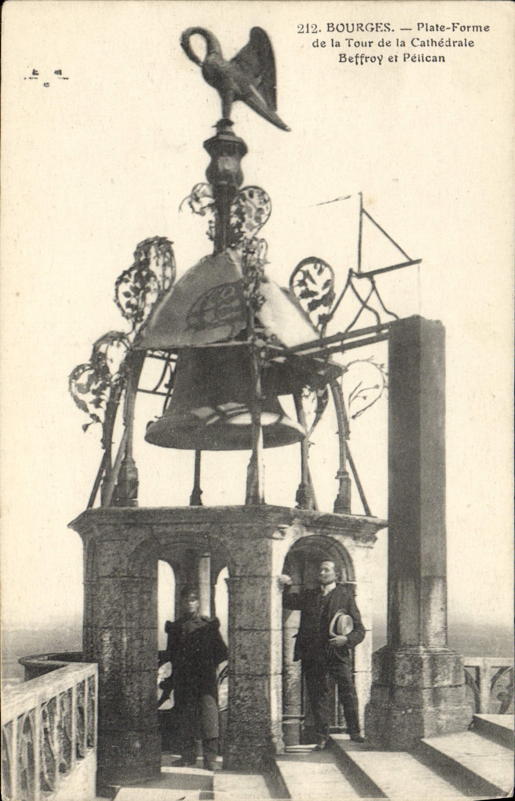 Plataforma de Bourges de la POSTAL de la VENDIMIA de la torre del campanario de una iglesia de la catedral y del pelícano de Beffroy