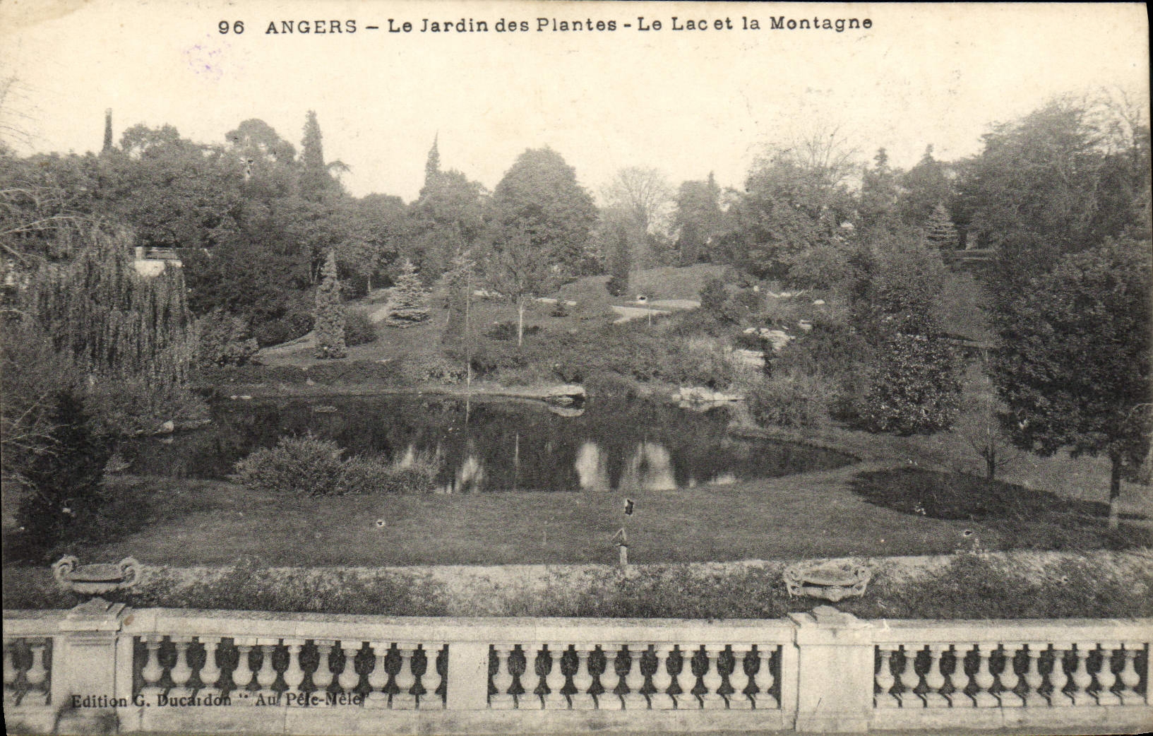 CPA Angers Le Jardin des Plantes Le Lac et la Montagne