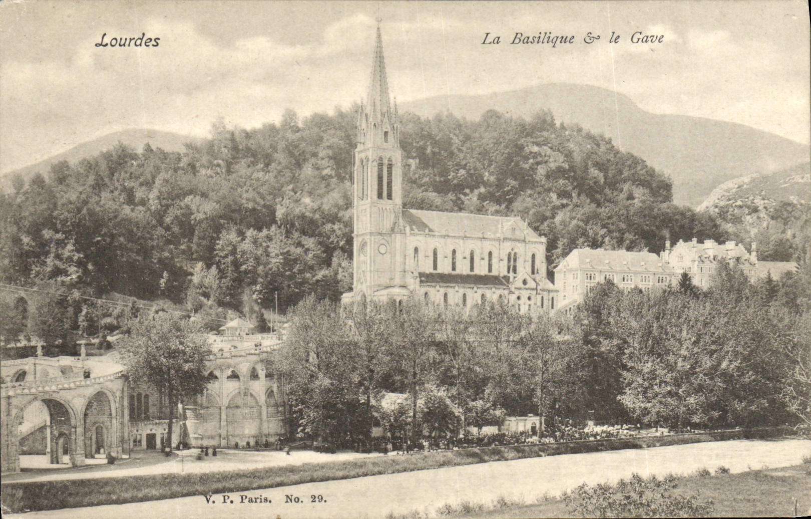 VINTAGE POSTCARD Heavy the Basilica Gave