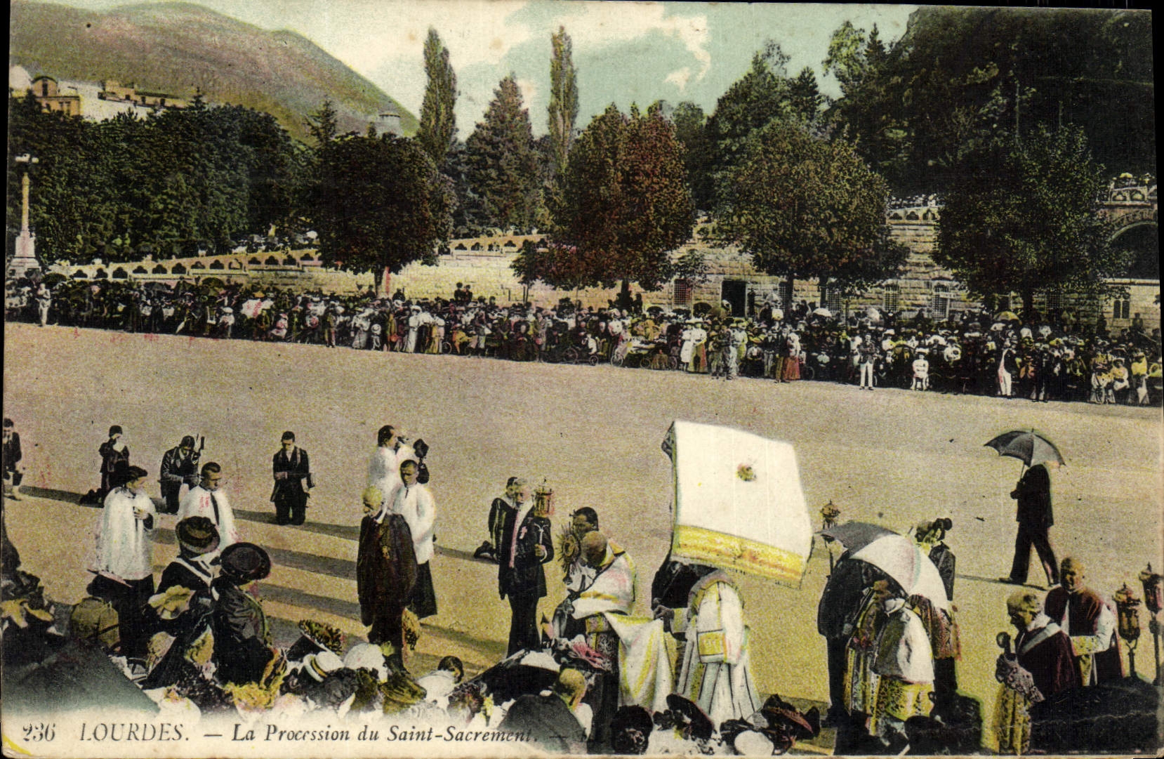 VINTAGE POSTCARD Heavy Proccssion of Blessed Sacrament