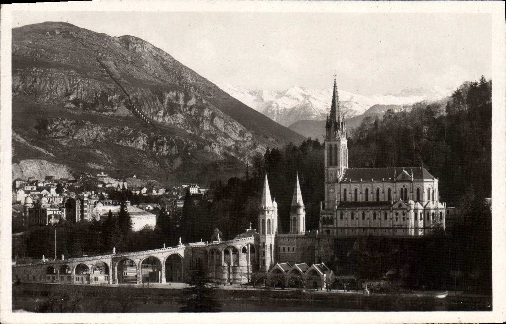 VINTAGE POSTCARD Heavy the basilica and the Peak di Jer