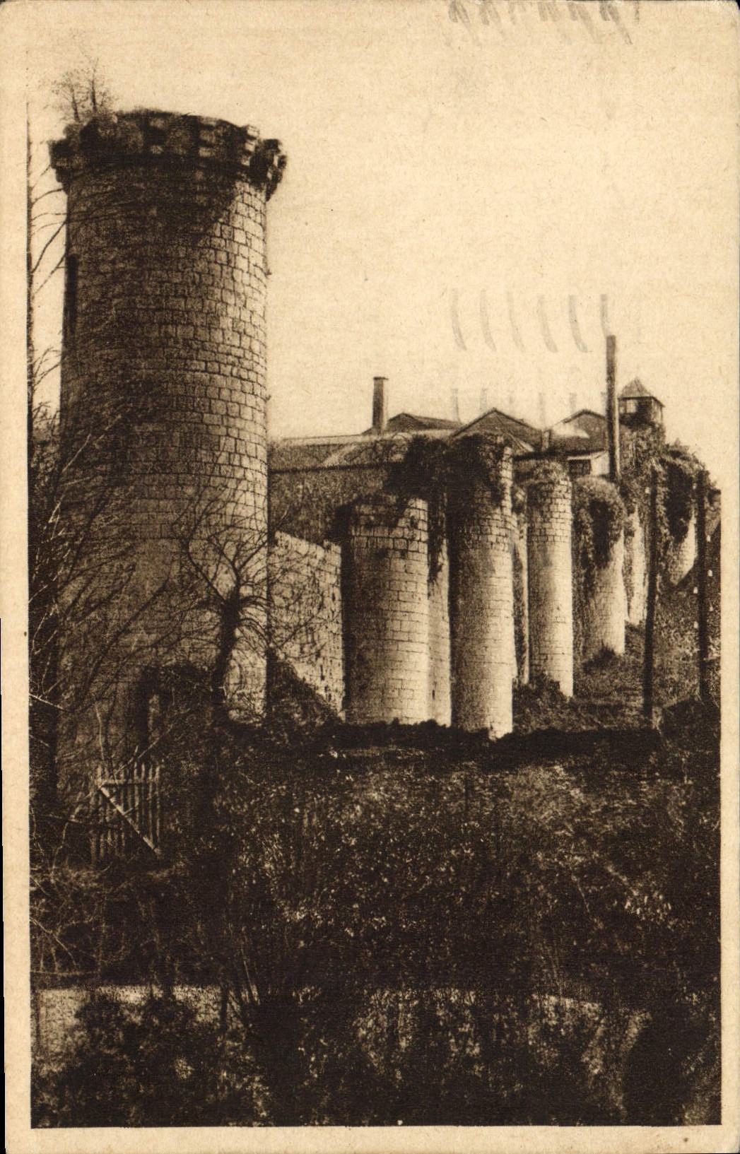 CPA Poitiers Vallee de la Boivre Les vieux murs de la ville a Pont Achard