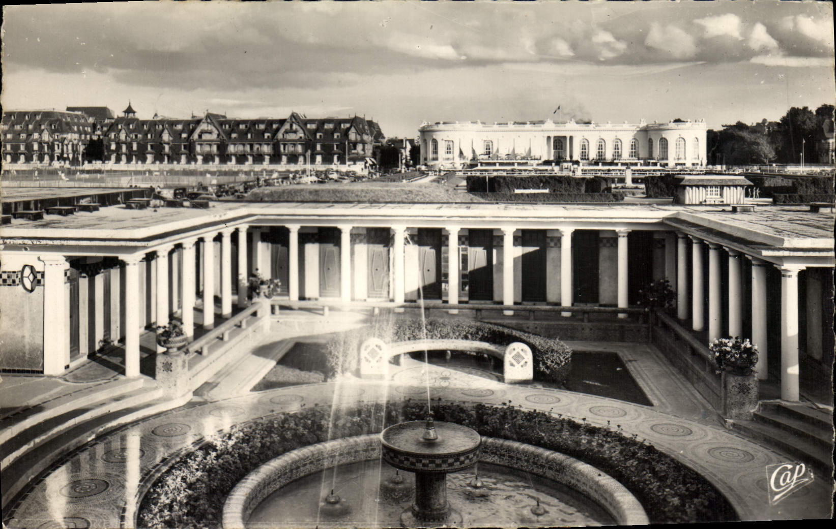 CPM Deauville Plage Fleurie Le Casino le Normandy Hotel et l'etablissement des Bains
