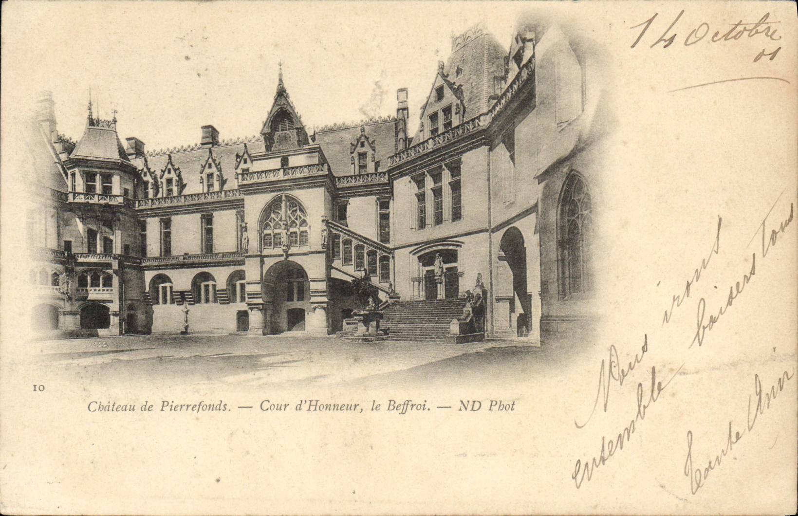 Castillo de la POSTAL de la VENDIMIA del patio principal de Pierrefonds el campanario de una iglesia