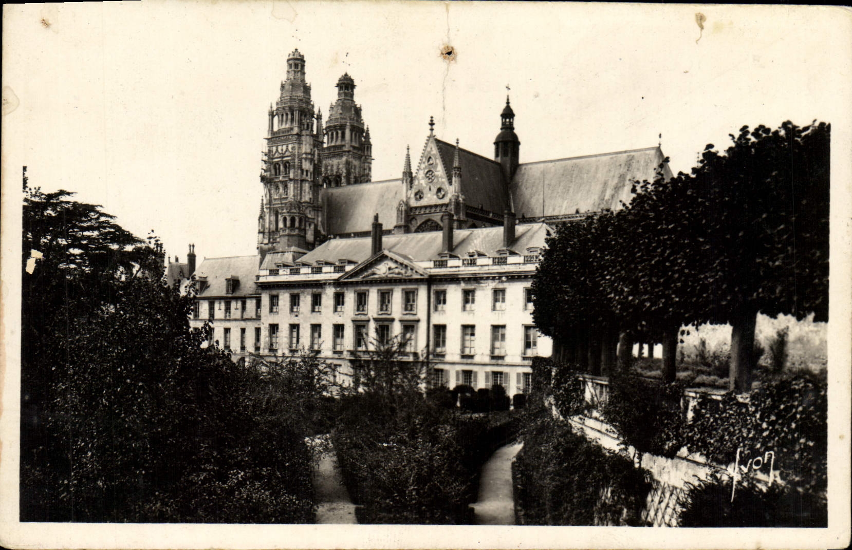 CPM Tours Le Musee des Beaux Arts et la Cathedrale