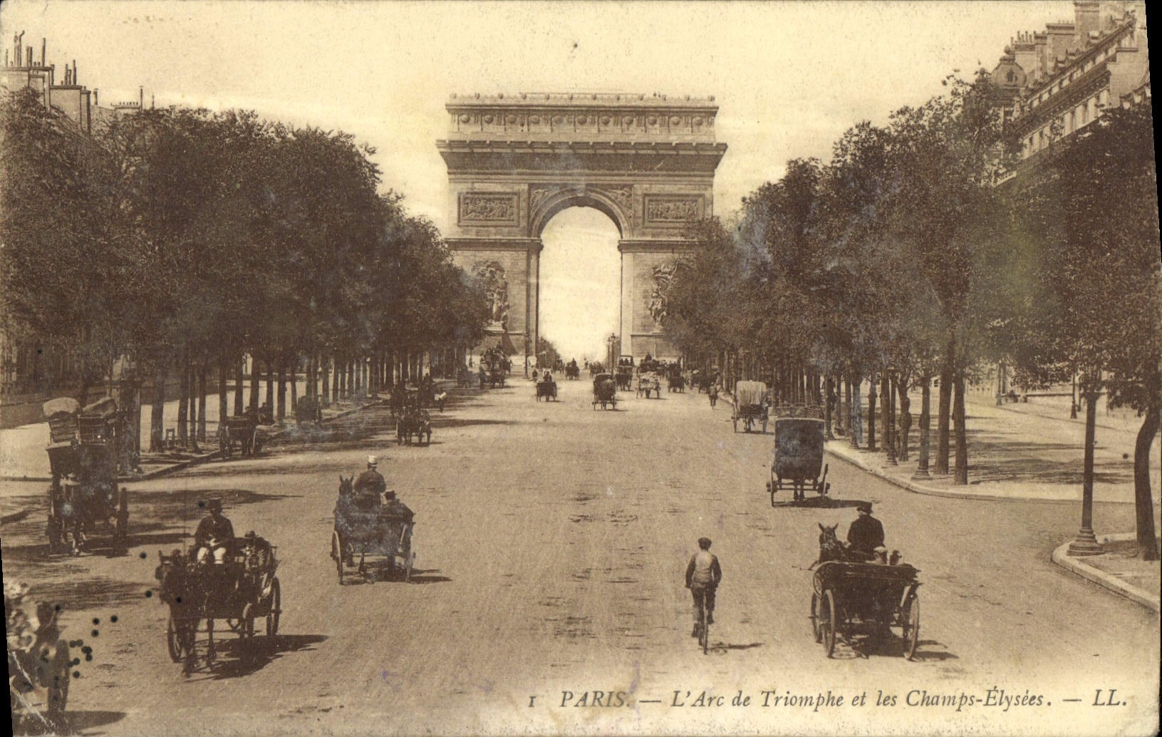 CPA Paris L'Arc de Triomphe et les Champs Elysees
