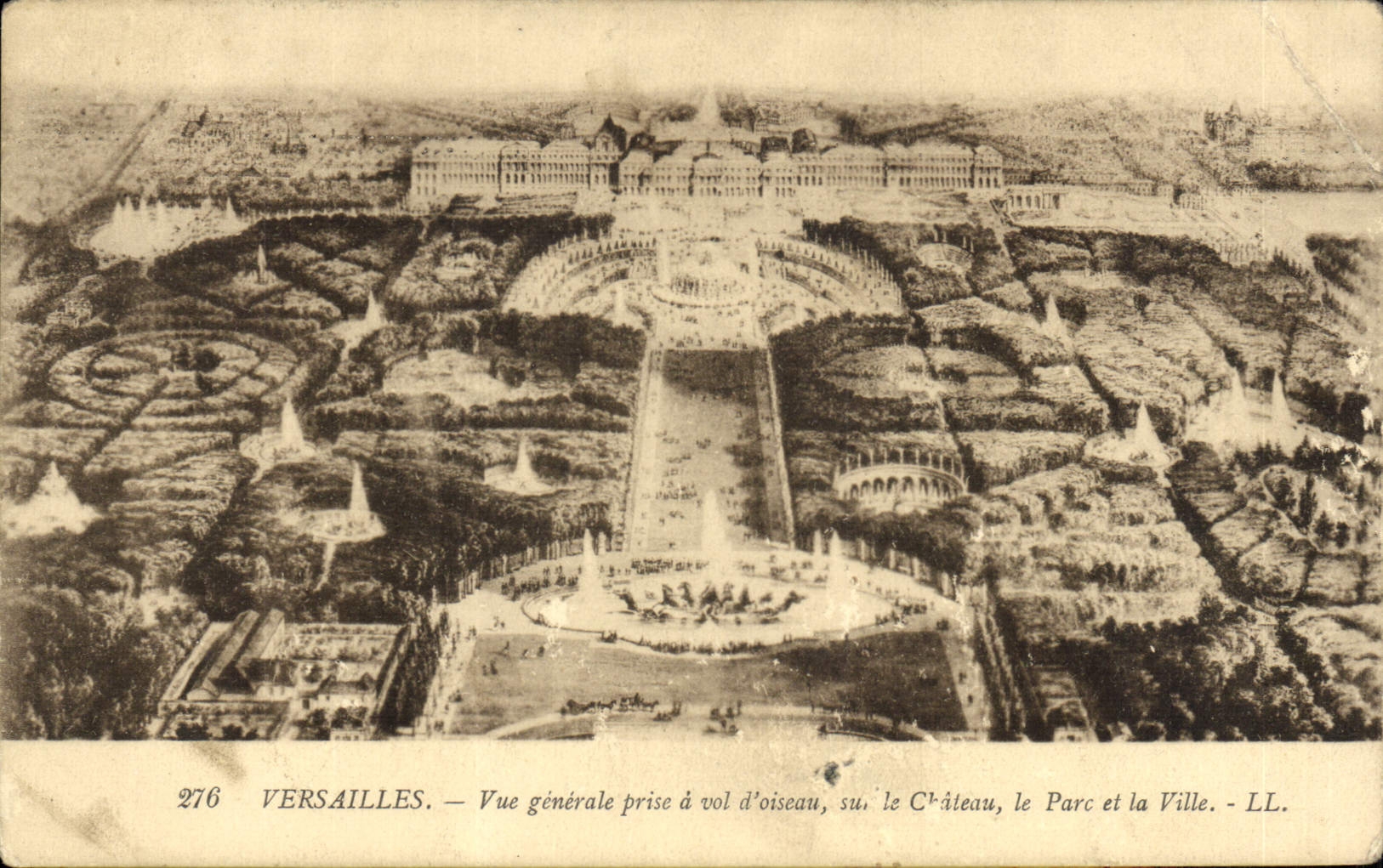 CPA Versailles Vue Generale Prise a vol d'oiseau sur le Chateau Le Parc et la Ville