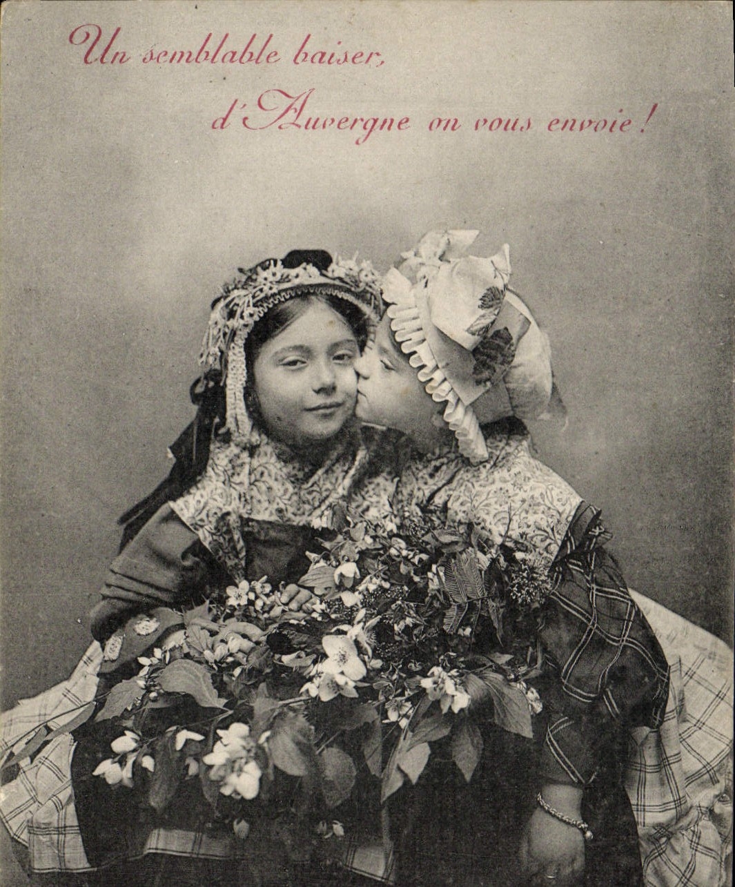 VINTAGE POSTCARD a Similar Kiss of Auvergne One Sends Children to you