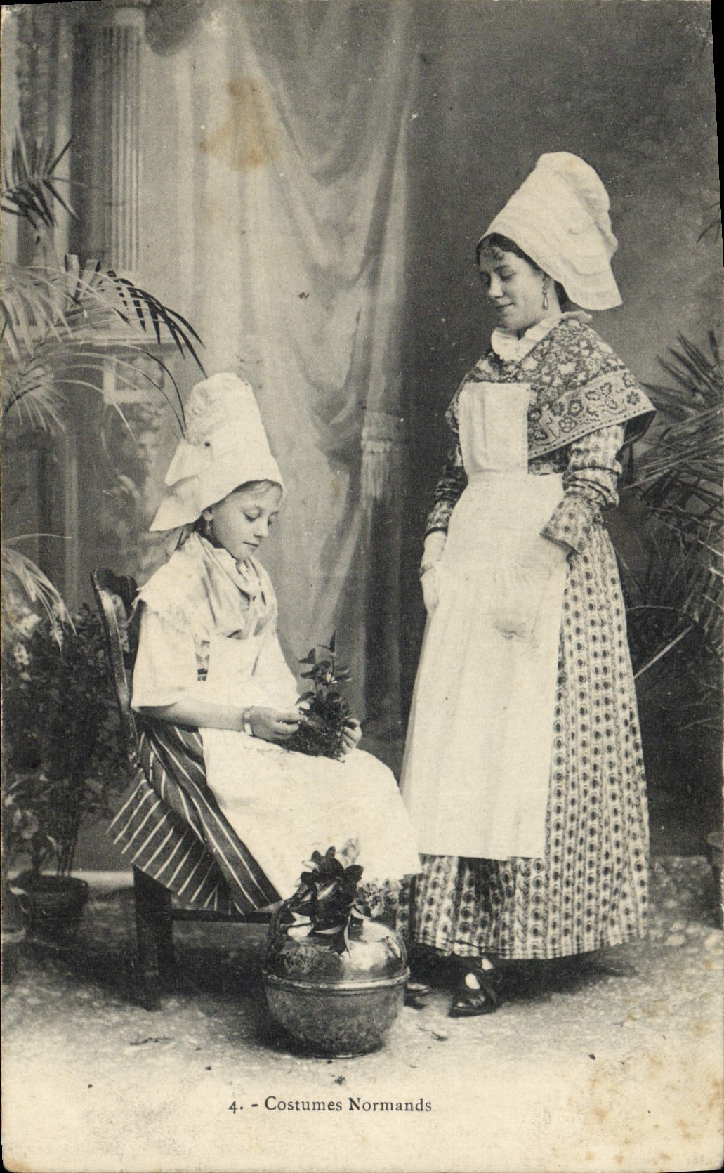 CPA Costumes Normands Folklore 