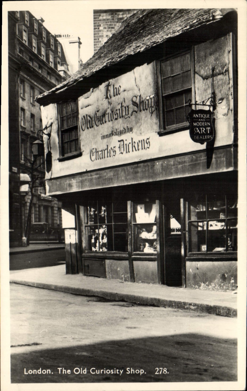 POSTAL MODERNA Londres la tienda vieja de la curiosidad