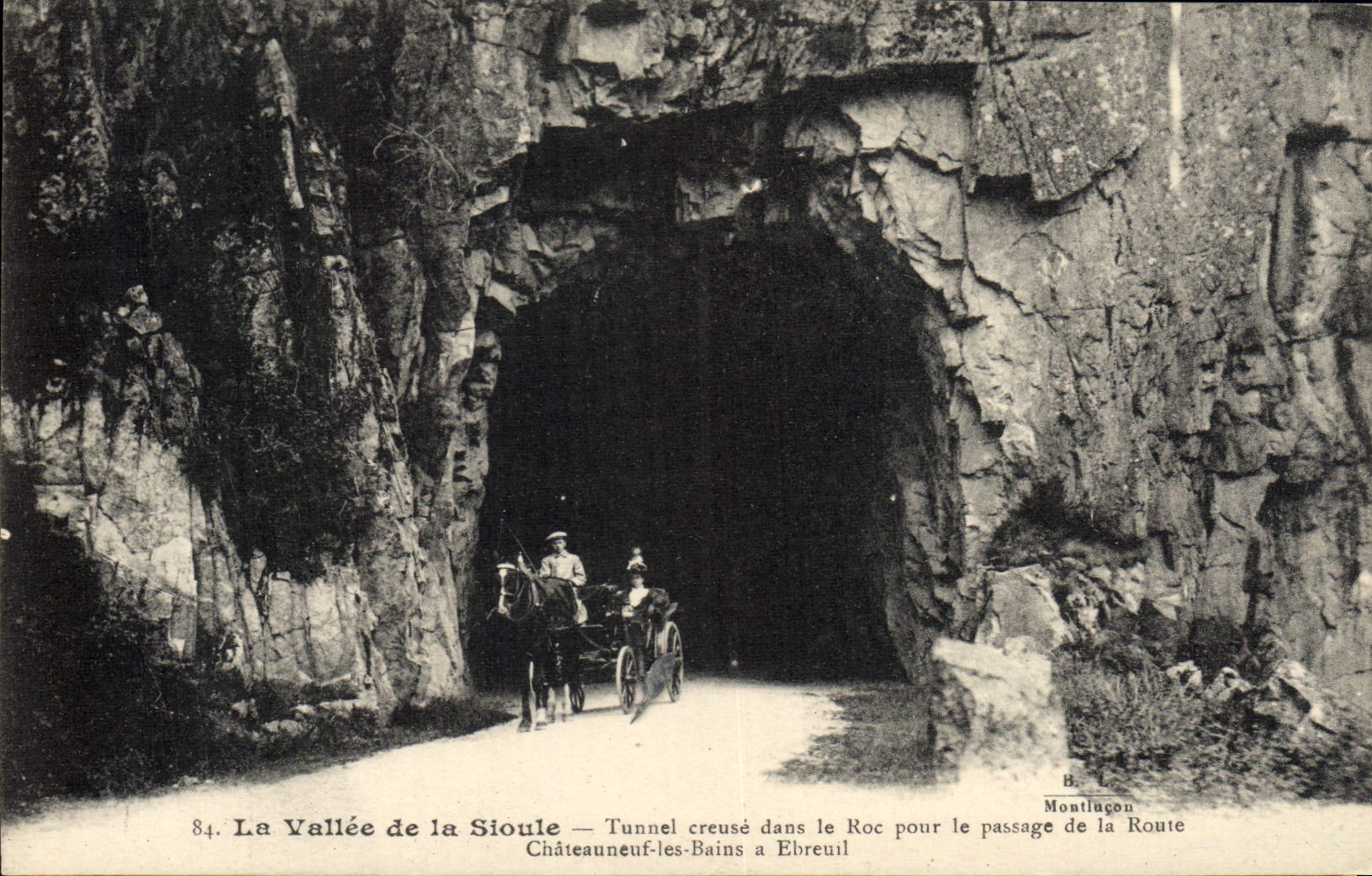 CPA La Vallee de la Sioule Tunnel Creuse dans le Roc Pour le passage de la route Chateauneuf les bains a Ebreuil