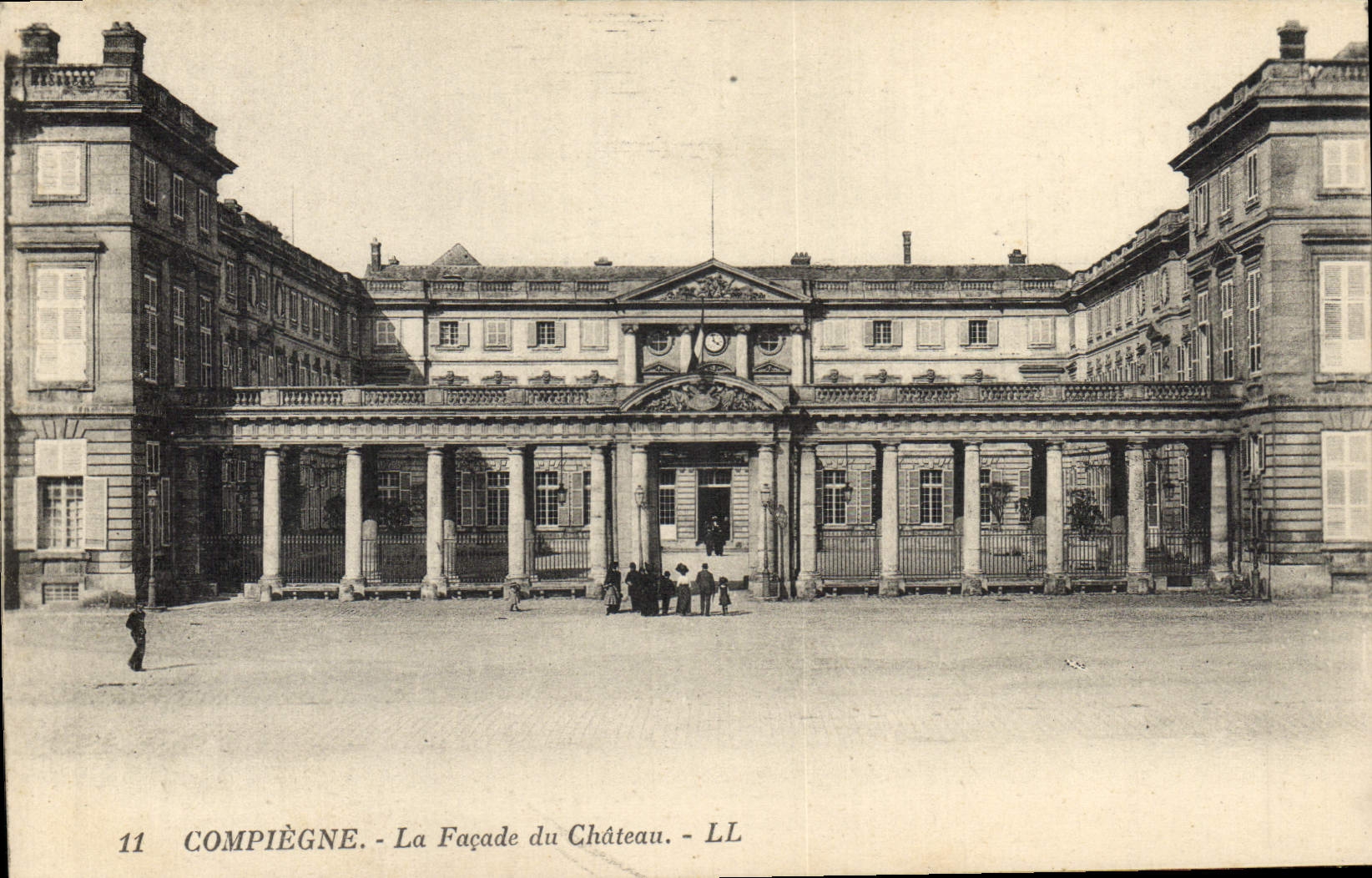 CPA Compiegne La Facade du Chateau