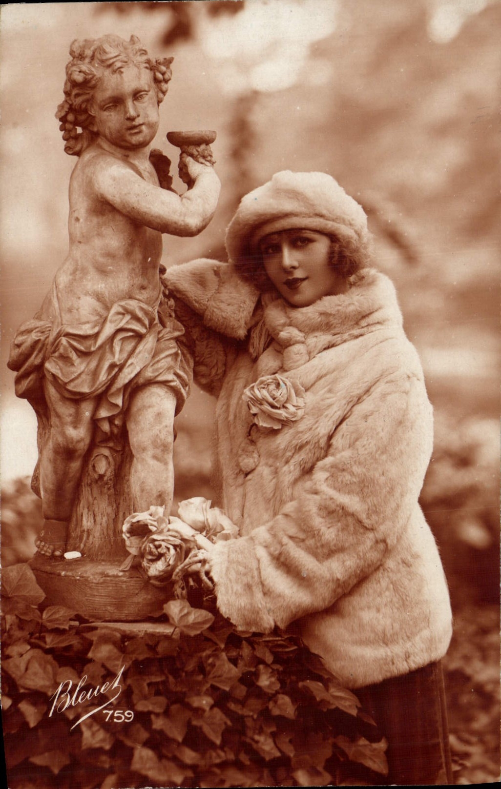 VINTAGE POSTCARD Femme Rules