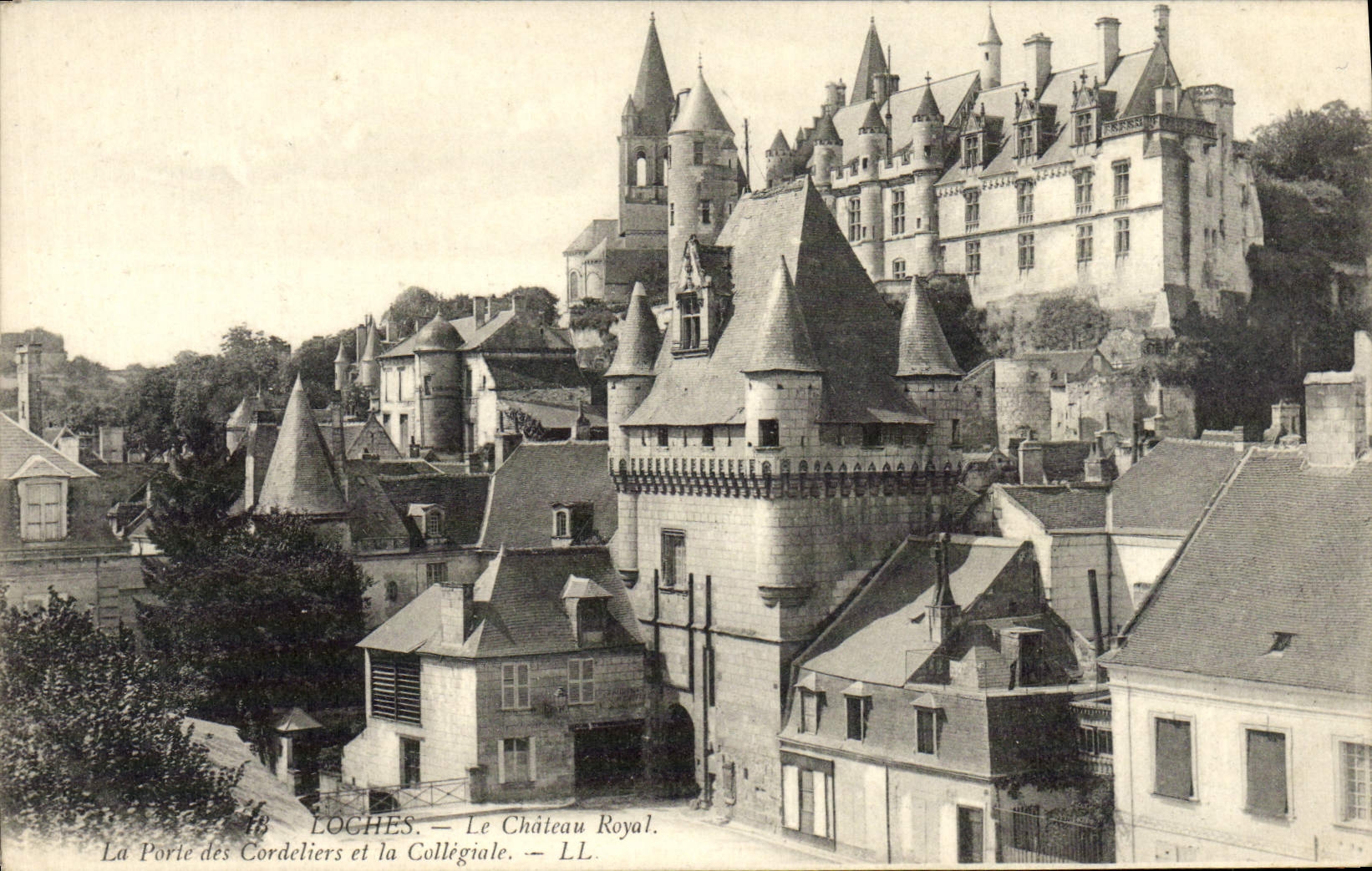 CPA Loches Le Chateau Royal La Porte des Cordeliers et la Collegiale