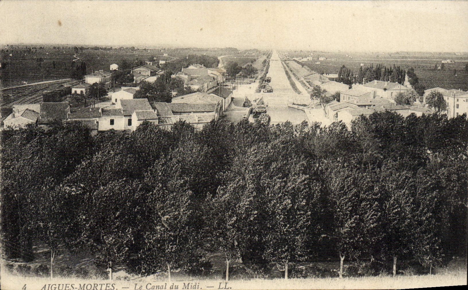 CPA Aigues Mortes Le Canal du Midi