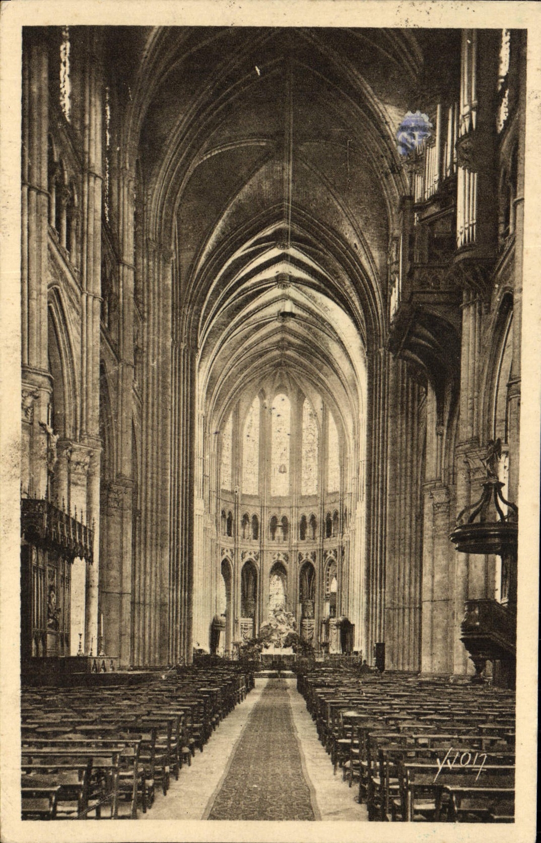 CPA Chartres Interieur de la cathedrale La Nef et le Choeur
