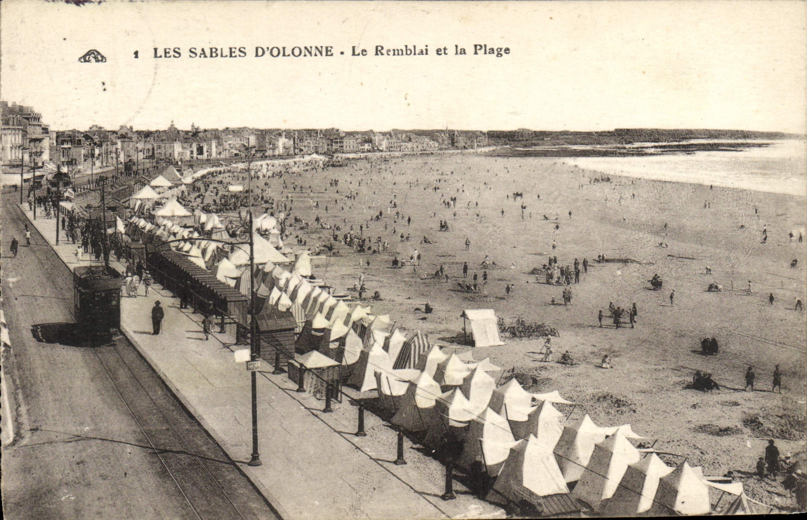 CPA Les Sables d'Olonne Le Remblai Et La Plage