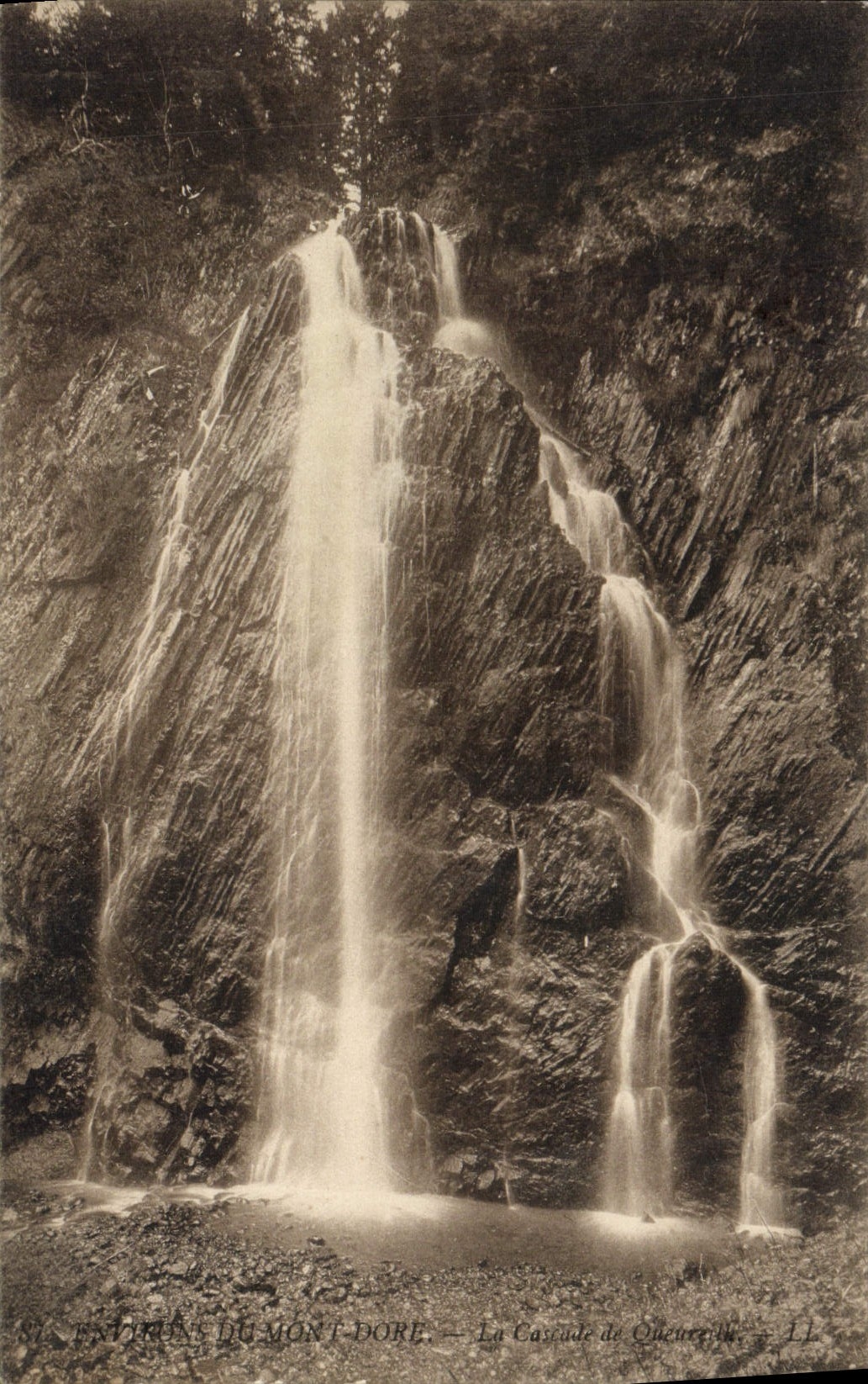 VINTAGE POSTCARD Environs Of the Mount Gilds the Cascade