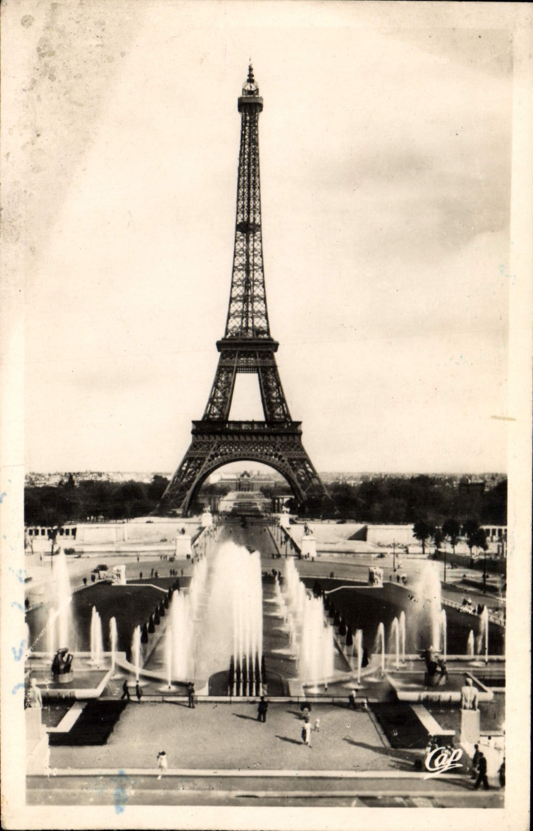 CPM Paris Les Fontaines Du Palais De Chaillot Et La Tour Eiffel