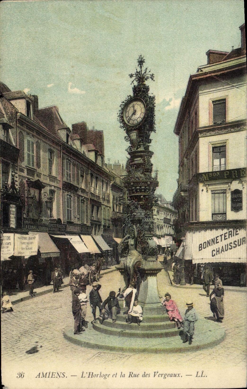 CPA Amiens L'Horloge Et La Rue Des Vergeaux Enfants