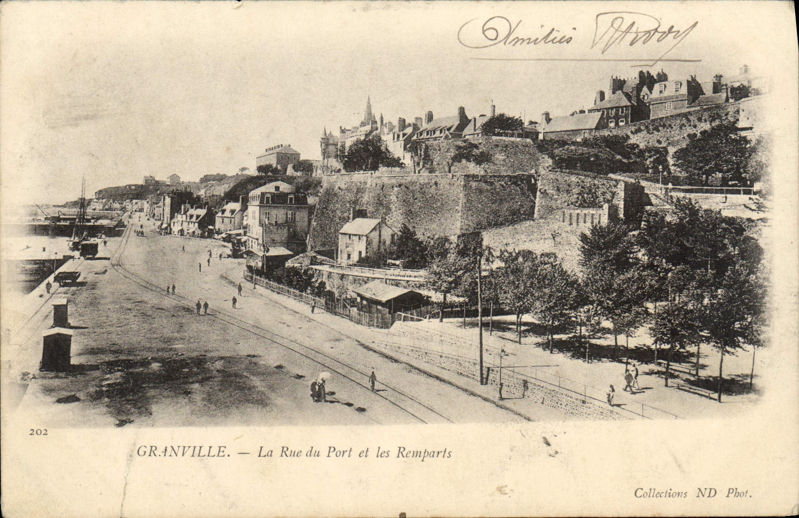 CPA Granville La Rue Du Port Et Les Remparts