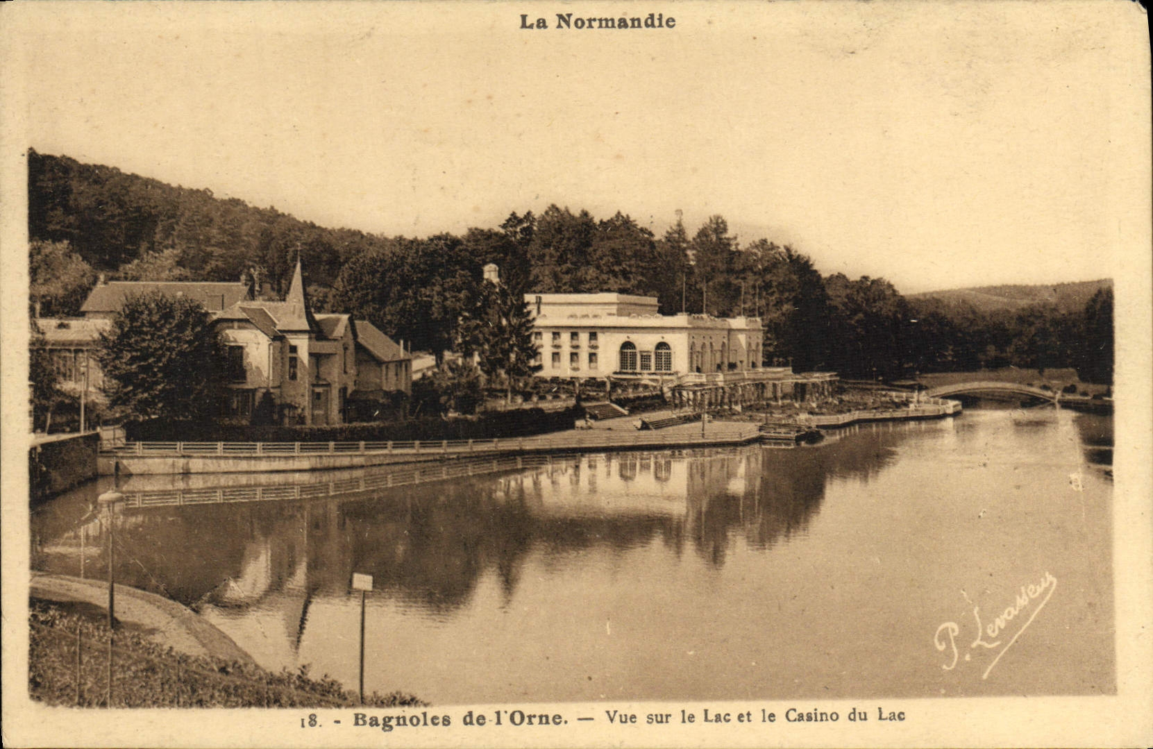 POSTAL Normandía de la VENDIMIA Bagnoles Orne de visto en el lago y el casino del lago