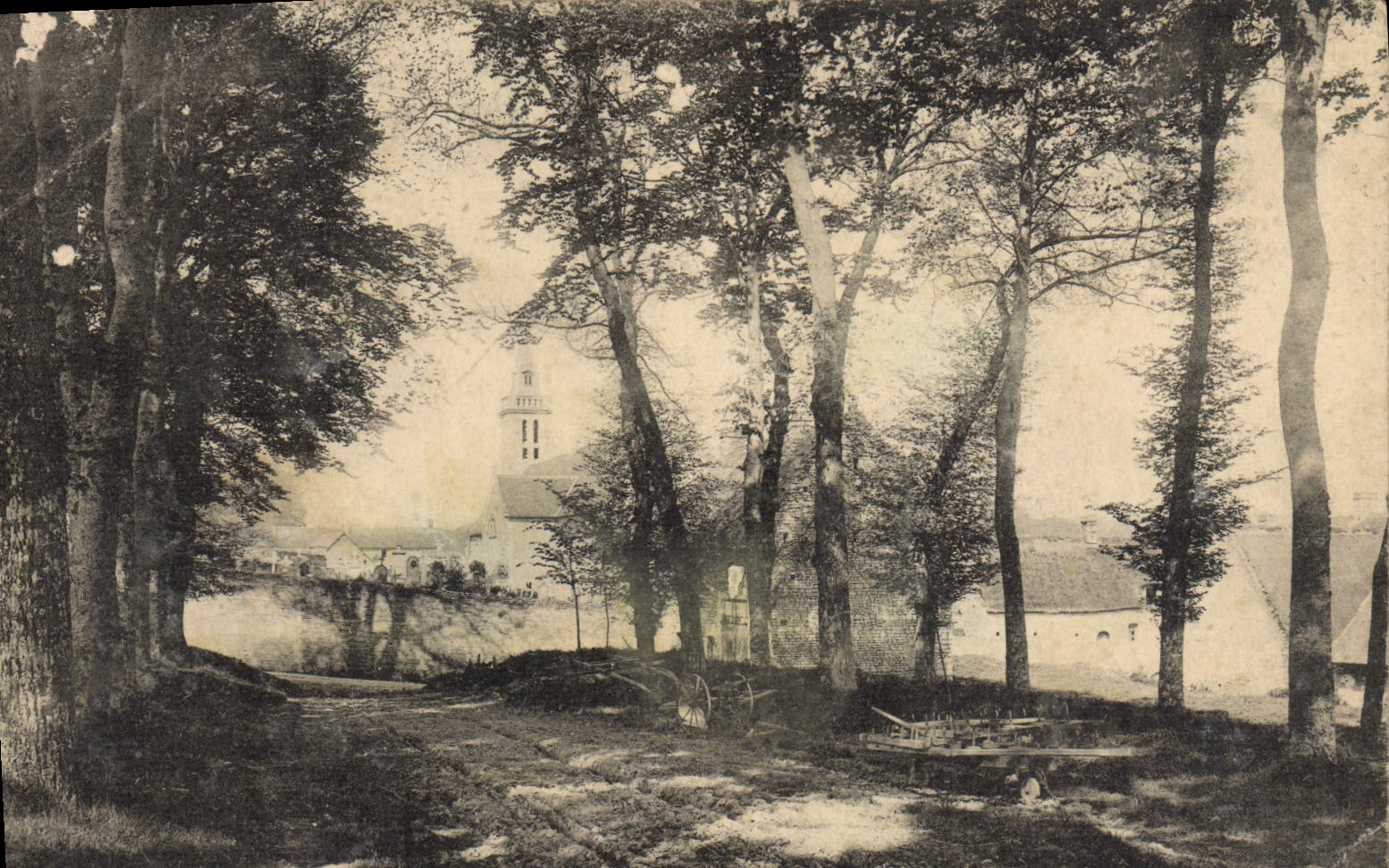 CPA Environs de Bayeaux L'eglise de Lantheuil vue d'une des avenues du chateau