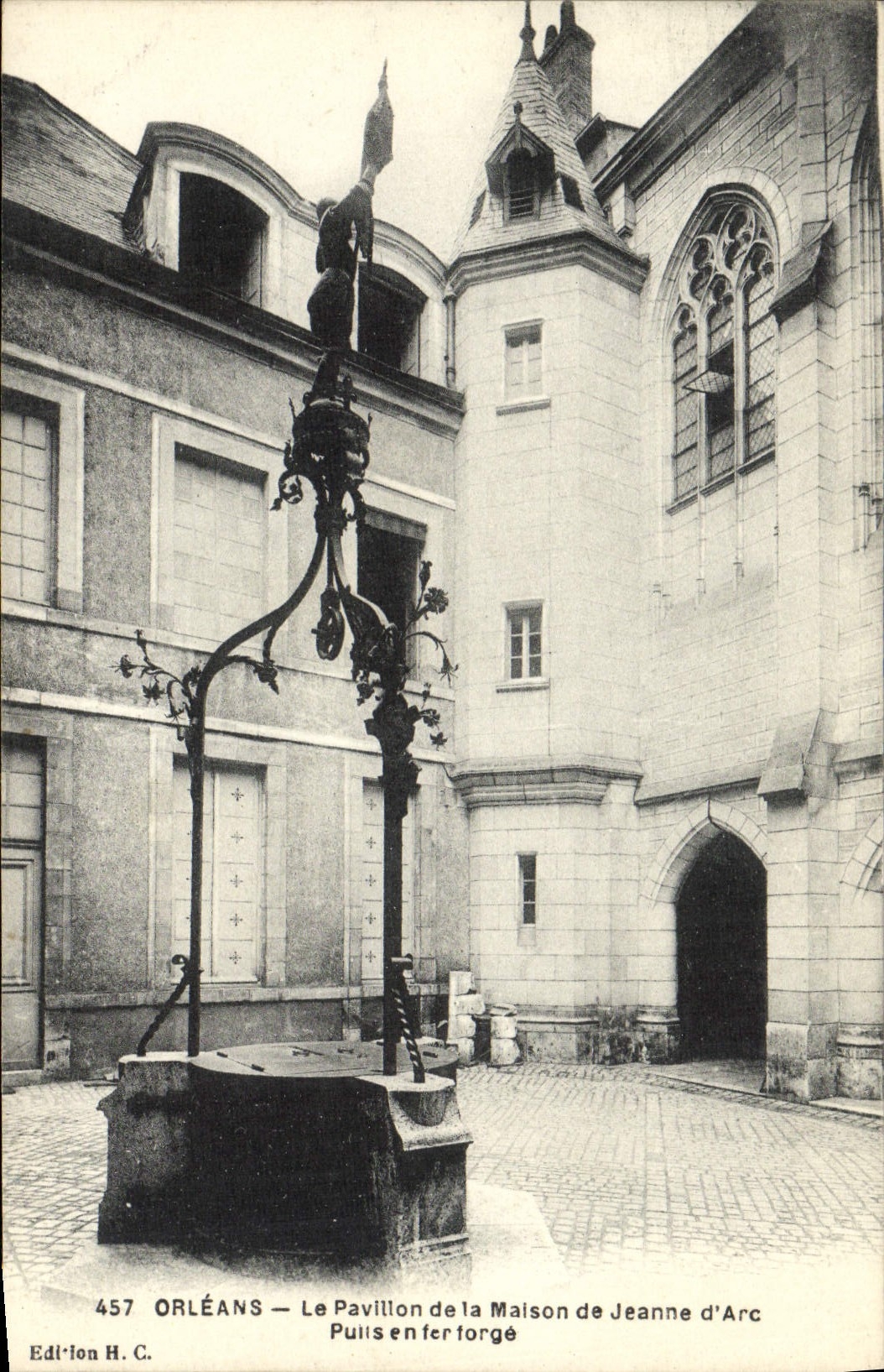 CPA Orleans Le Pavillon De La Maison De Jeanne d'Arc Puits En Fer forge