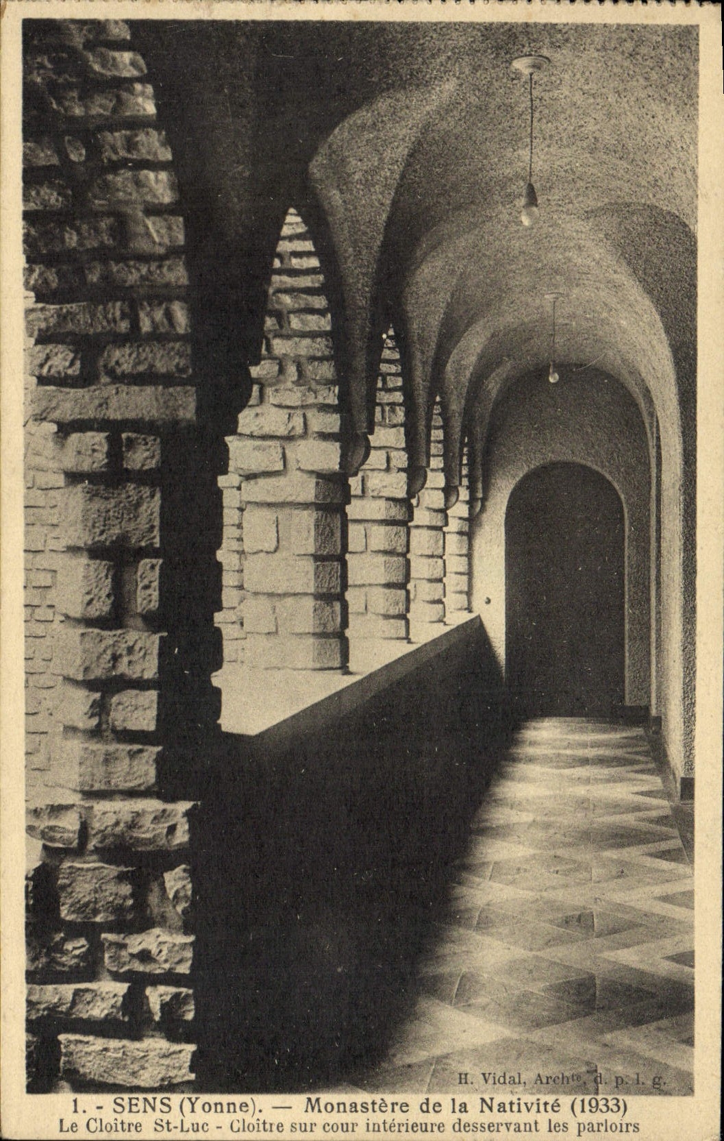 CPA Sens Monastere De La Nativite Le Cloitre St Luc Cloitre Sur Cour interieure desservant les parloirs