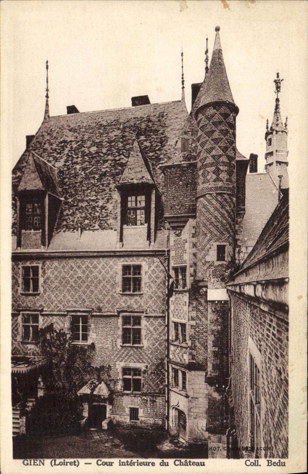 CPA Gien Cour Interieure Du Chateau