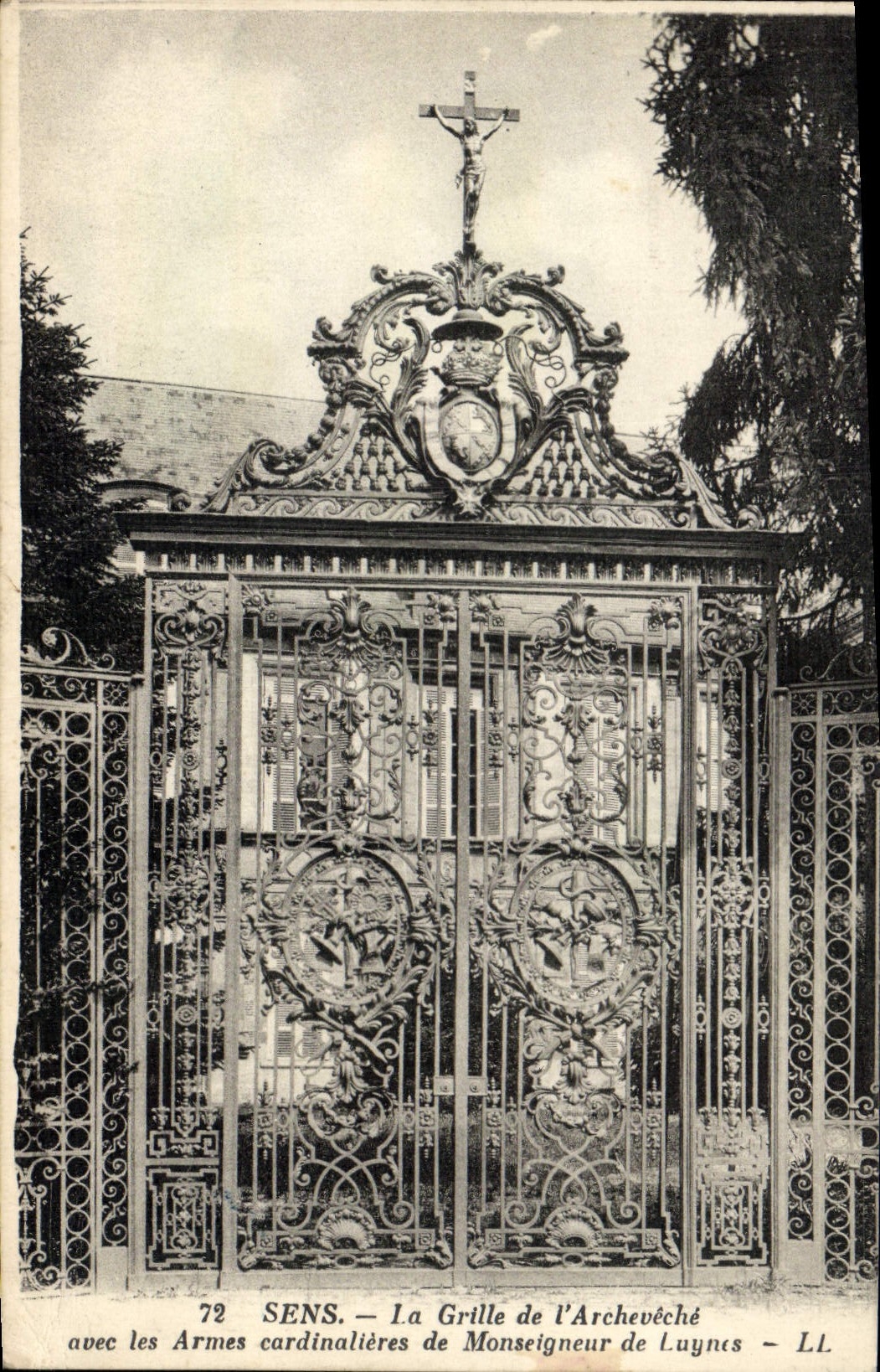 CPA Sens La Grille De l'Archeveche Avec Les Armes Cardinaliers De Monseigneur De Luynes