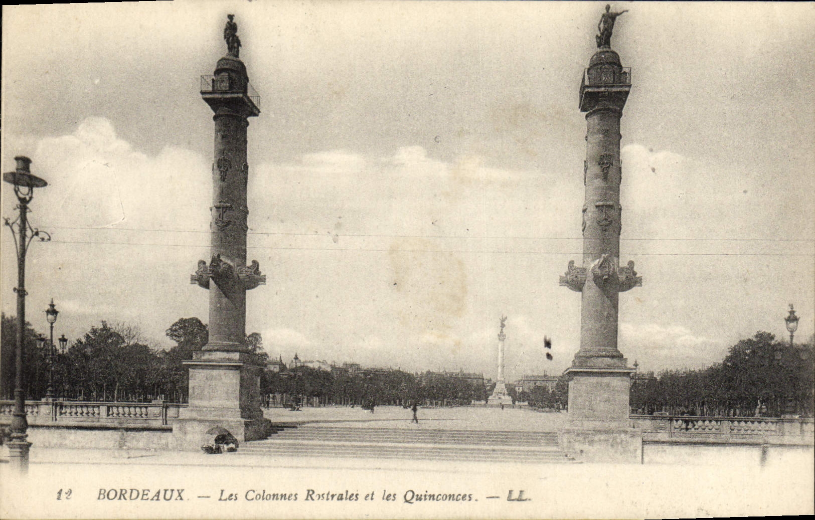 CPA Bordeaux Les Colonnes Restrales E Les Quinconces