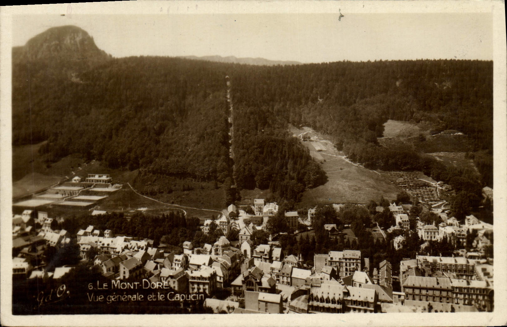 CPA Le Mont Dore Vue Generale Et Le Capucin