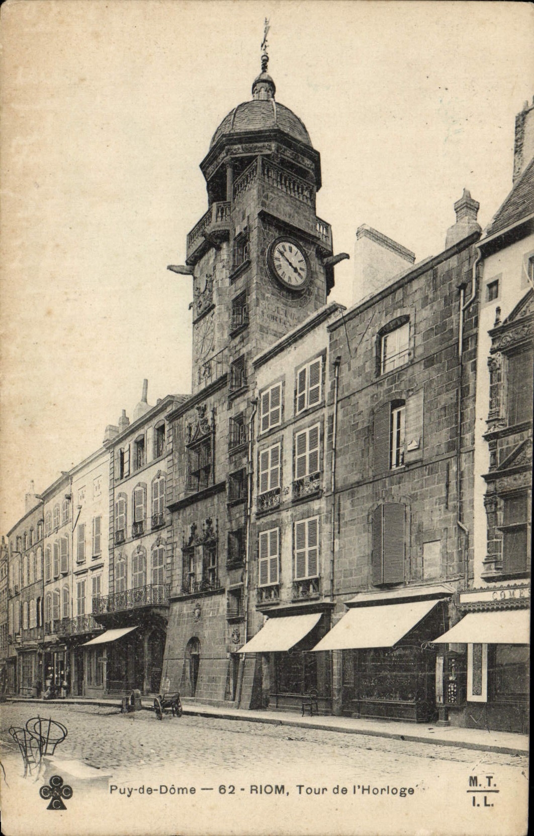 CPA Riom Tour De l'Horloge