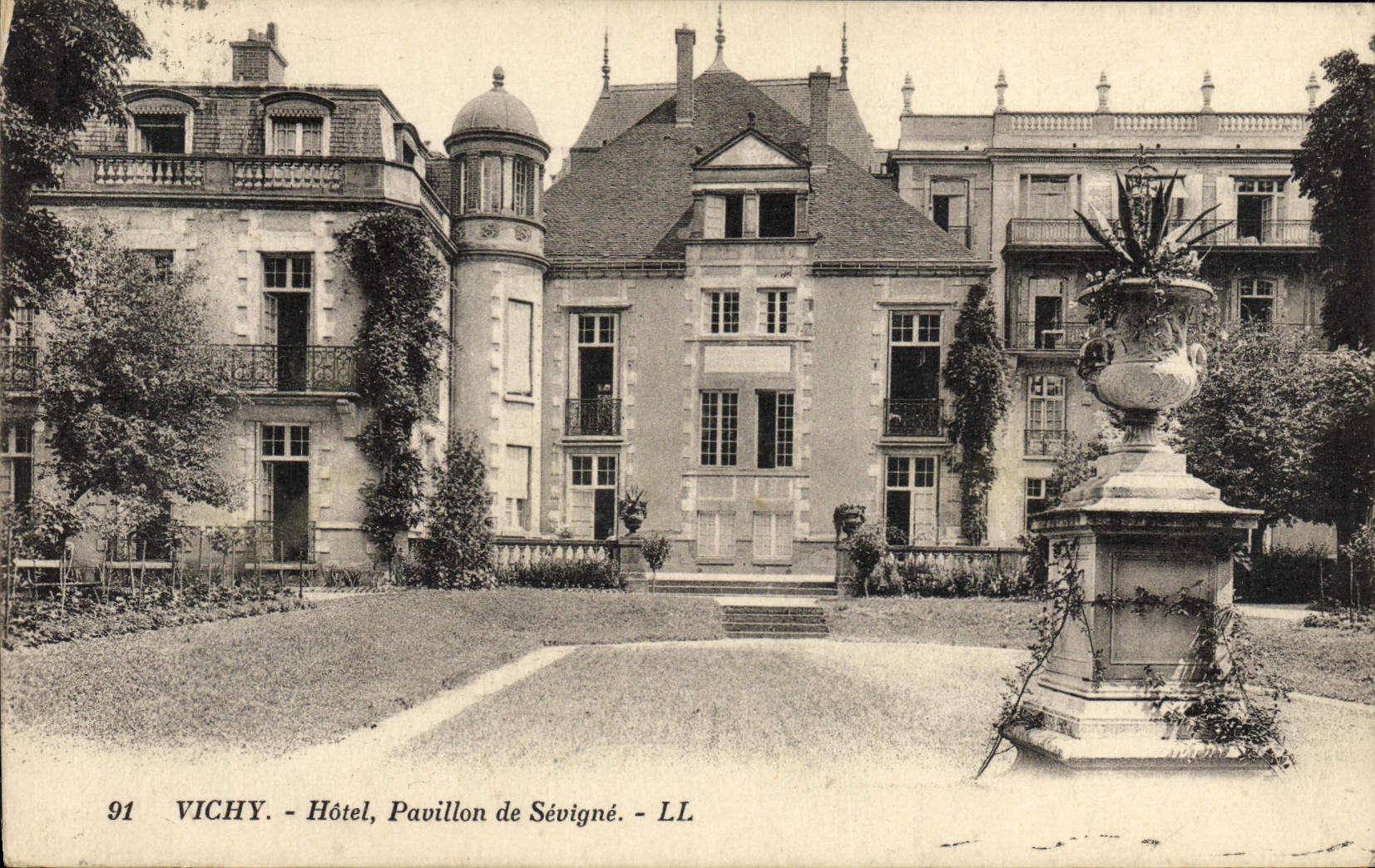 VINTAGE POSTCARD Vichy Hotel House De Sevigne