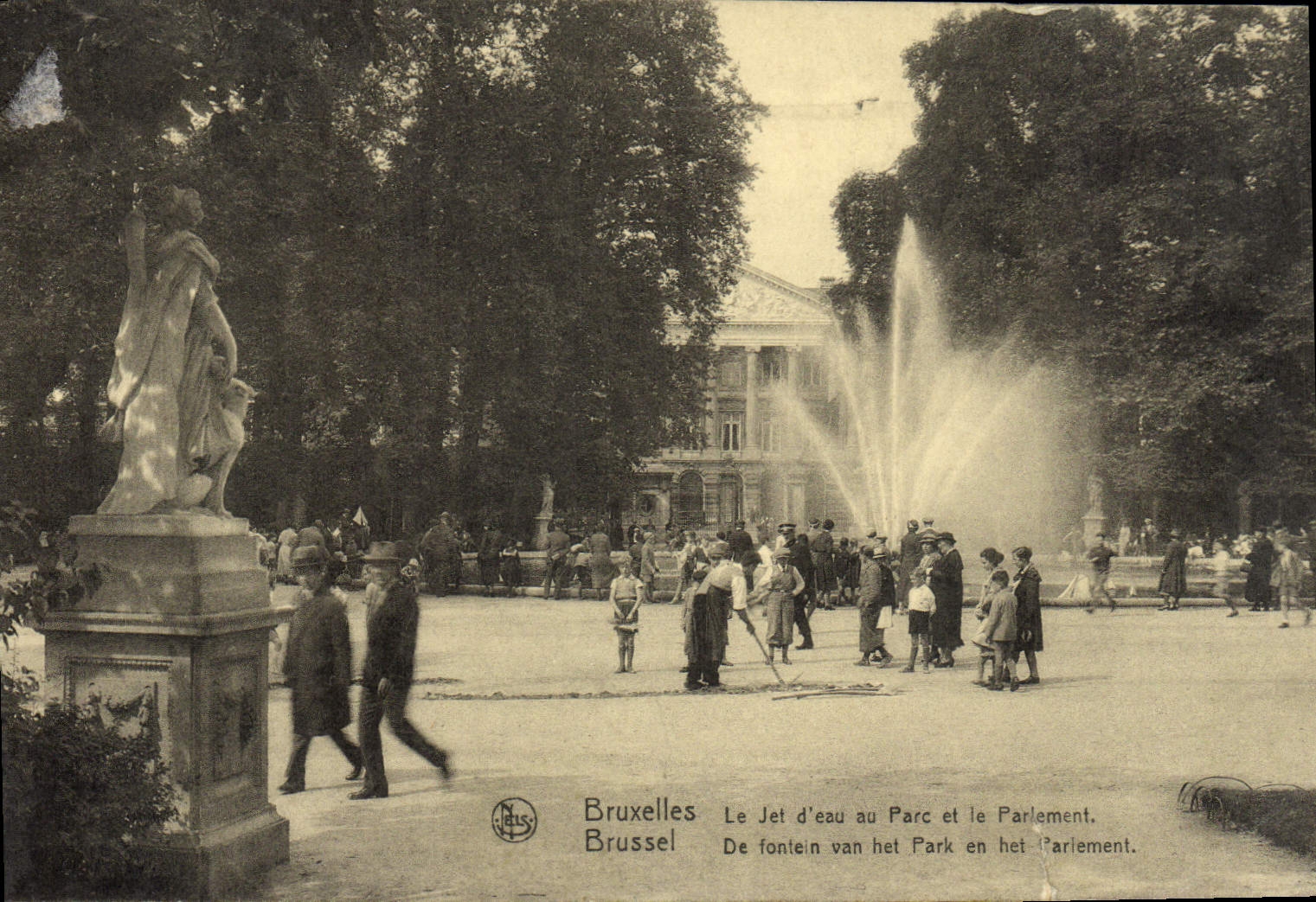 VINTAGE POSTCARD Brussels the Water Jet To the Park And Parliament
