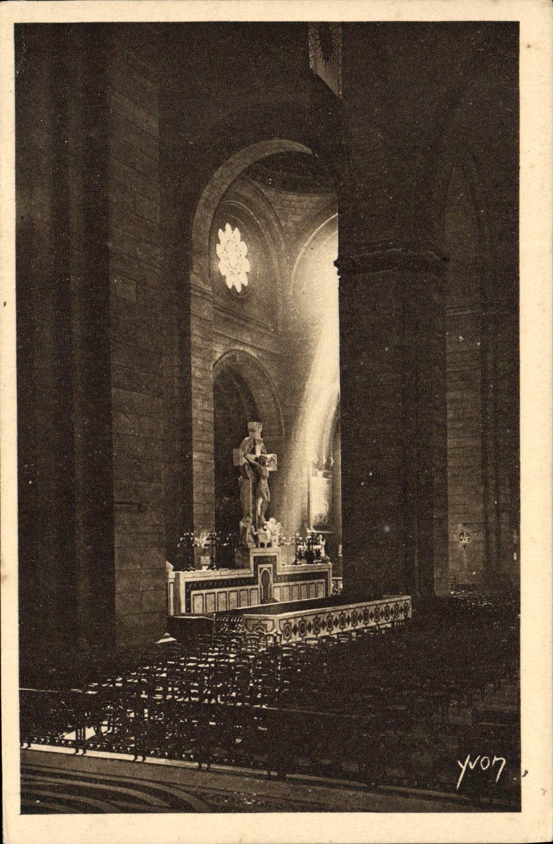 VINTAGE POSTCARD Interior Paris of the basilica of the Sacring Heart