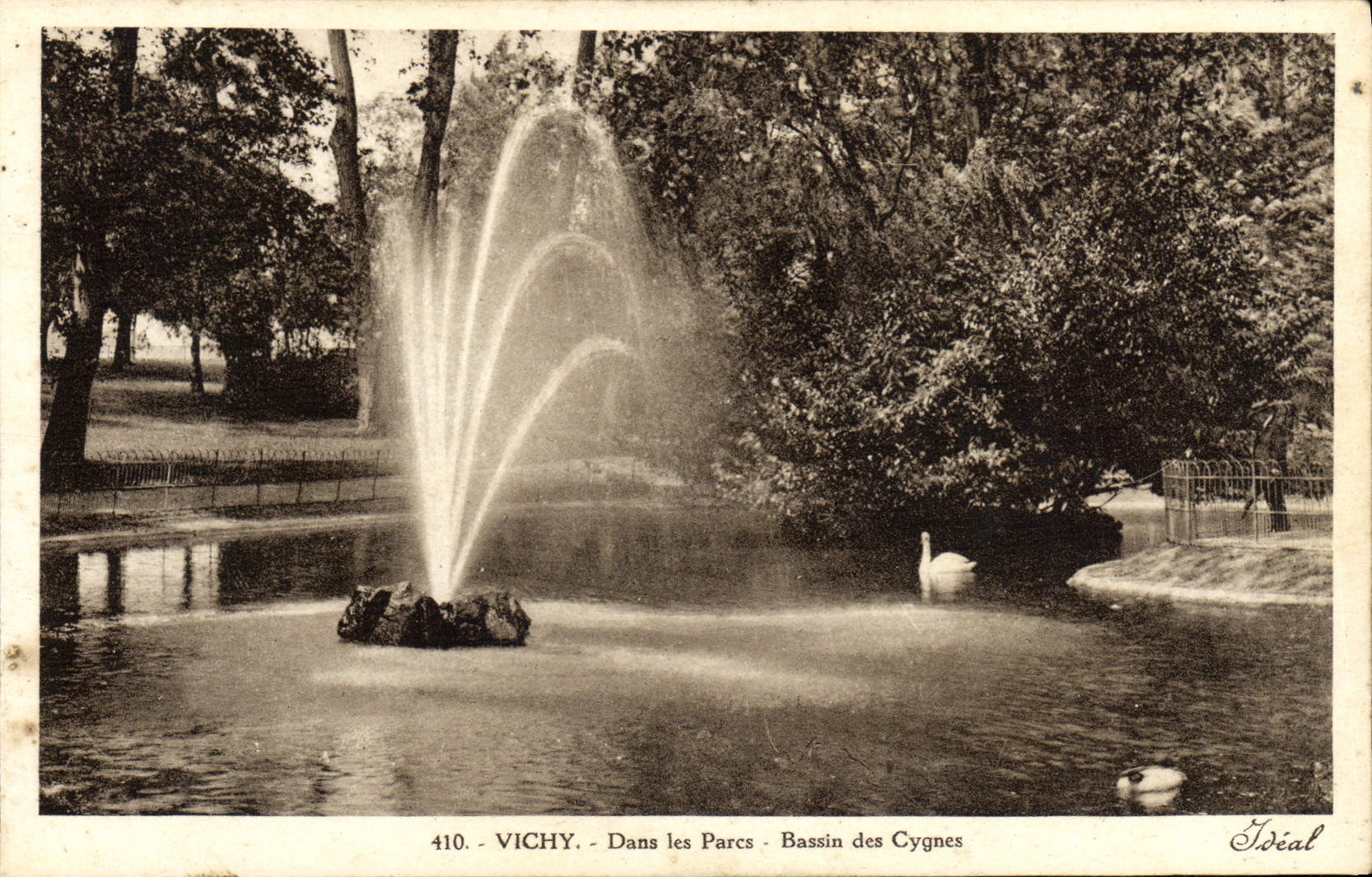 VINTAGE POSTCARD Vichy In the Parks Basin of the Swans