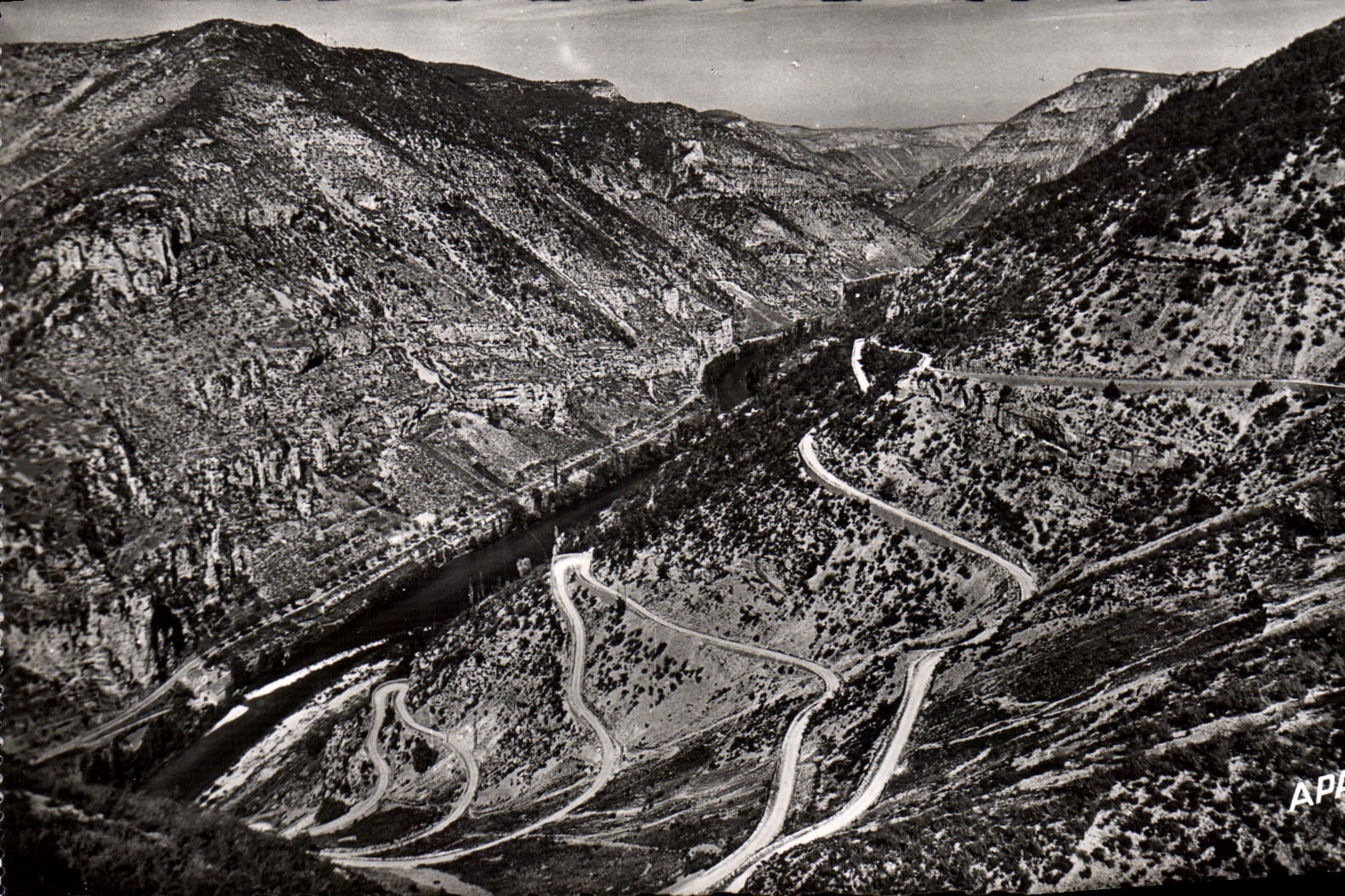 CPM En Parcourant les Gorges du Tarn Les Lacets de la Route de la Malene a l'Aven Armand et la vallee du Tarn