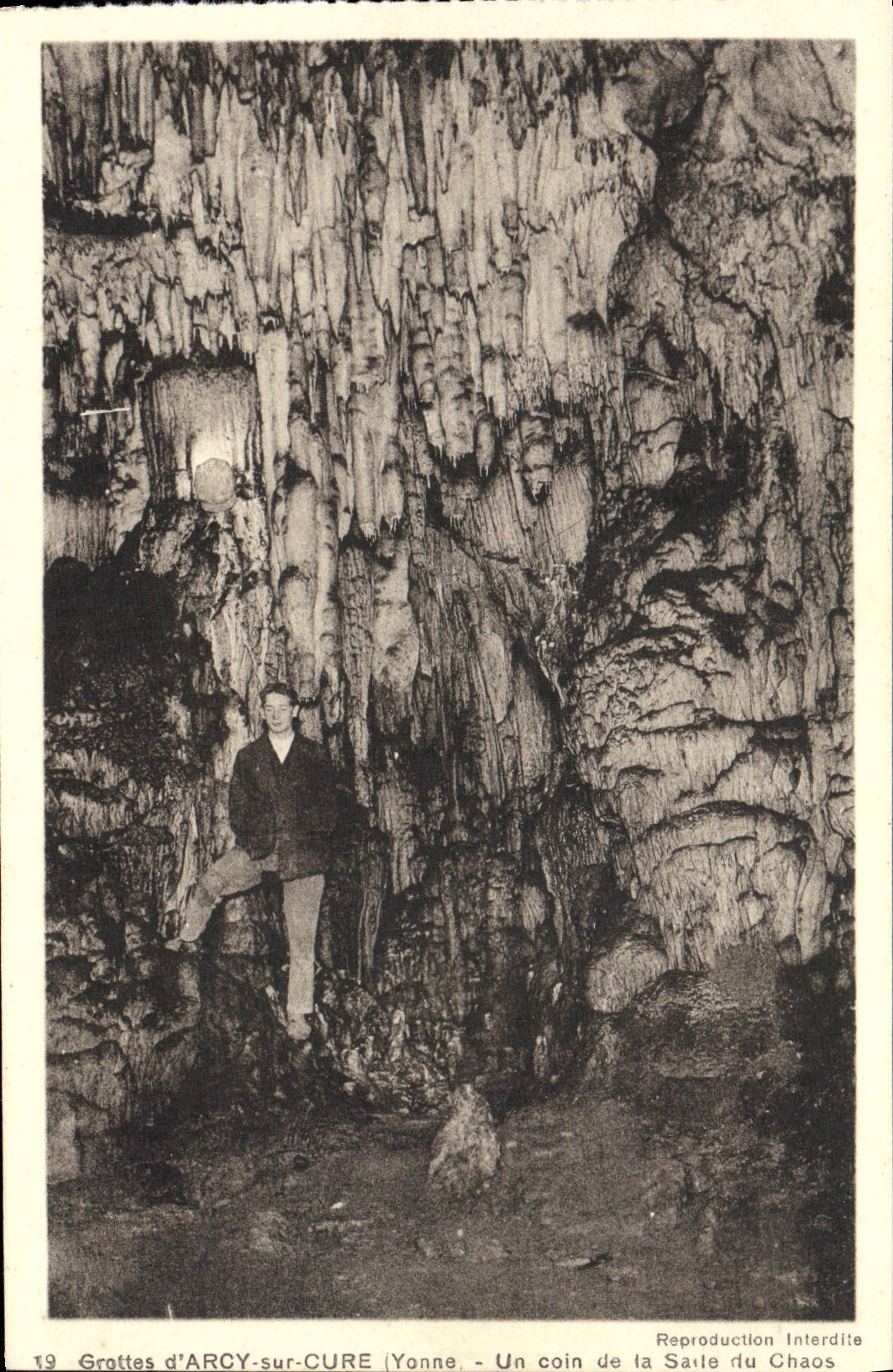 La POSTAL Grottes de la VENDIMIA de Arcy encendido cura una esquina de caos de las cubiertas