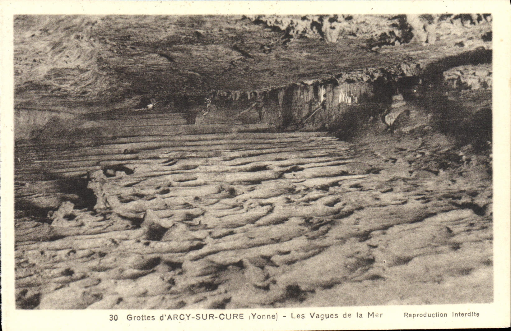 CPA Grottes d'Arcy Sur Cure Les Vagues de la Mer