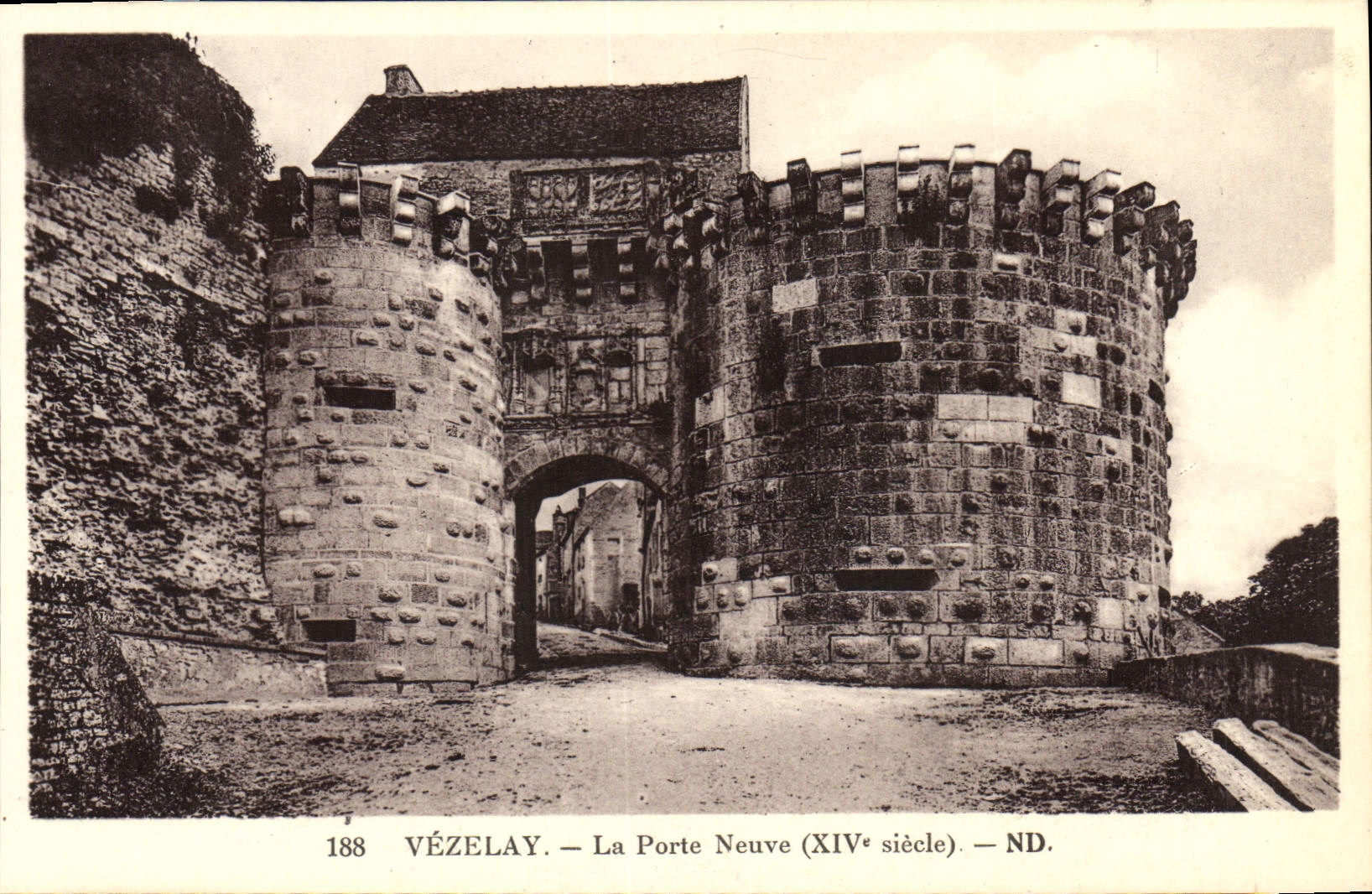 VINTAGE POSTCARD Vezelay the New Gate