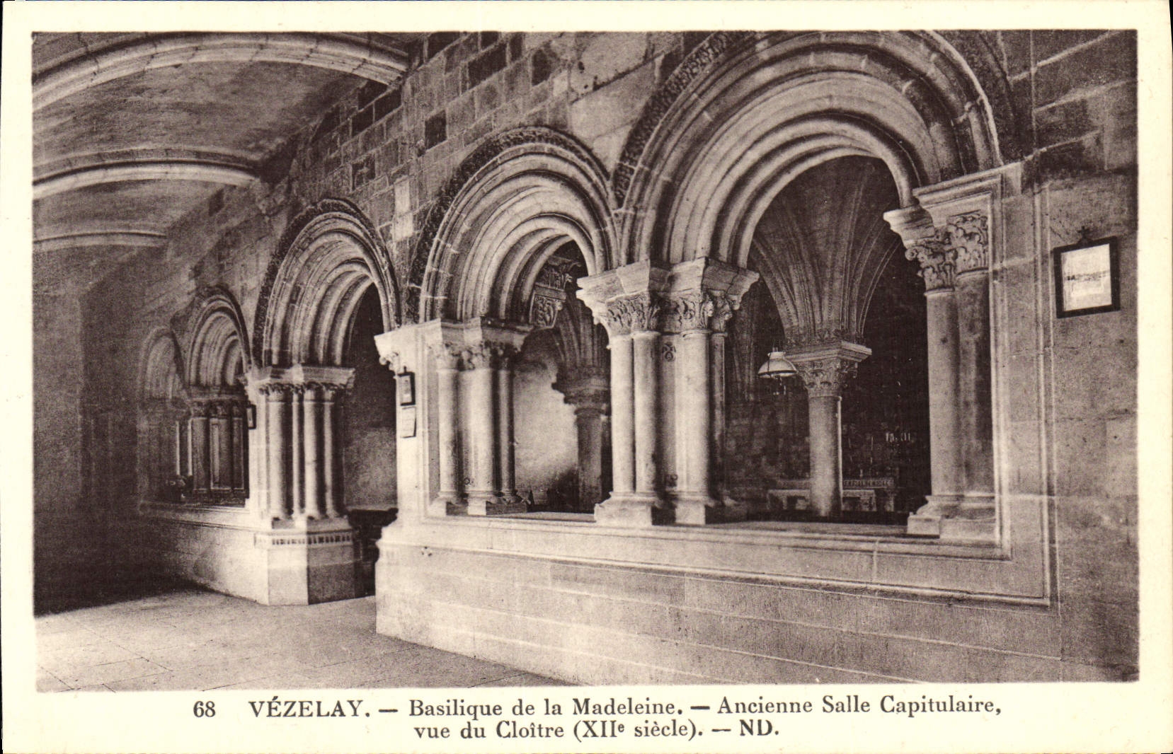 CPA Vezelay Basilique de la Madeleine Ancienne Salle Capitulaire vue cloitre