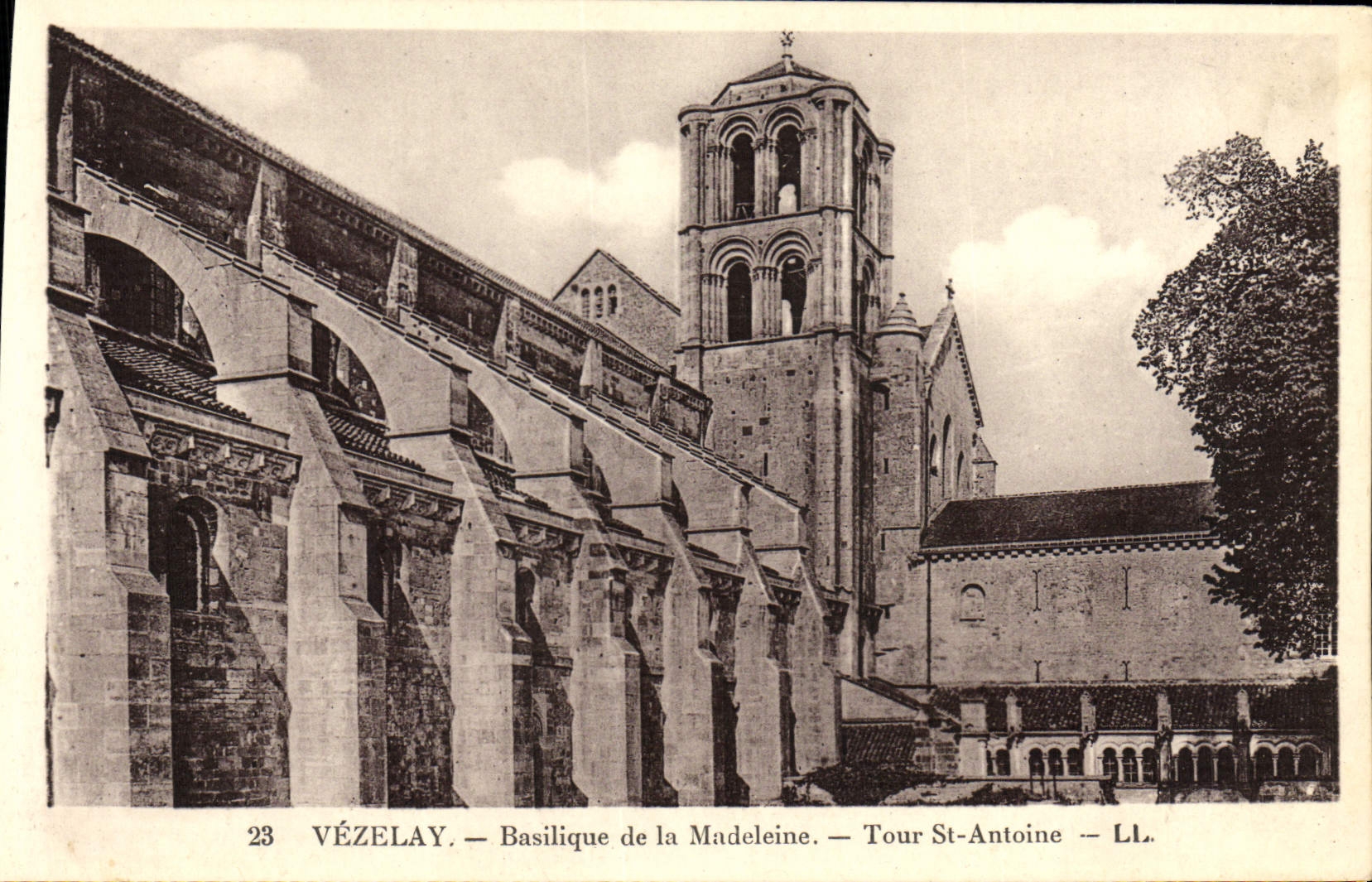CPA Vezelay Basilique de la Madeleine Tour St Antoine