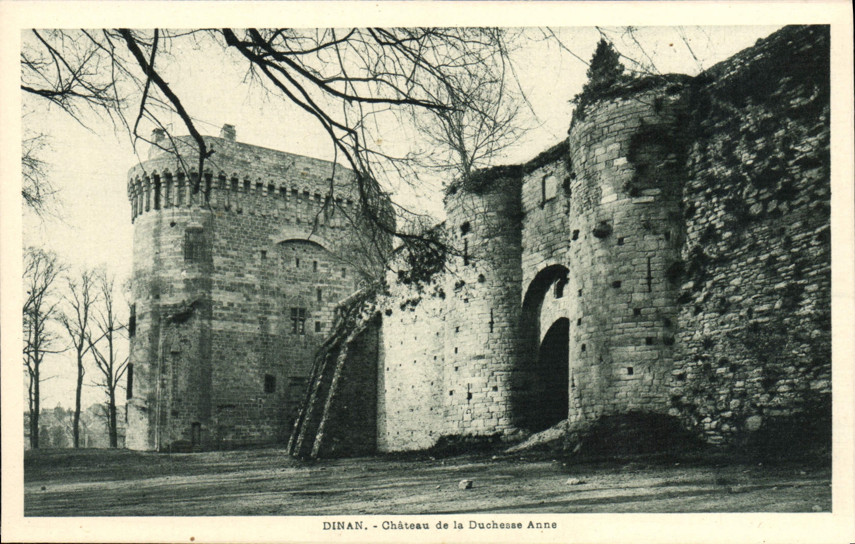 VINTAGE POSTCARD Dinan Castle of the Duchess Anne