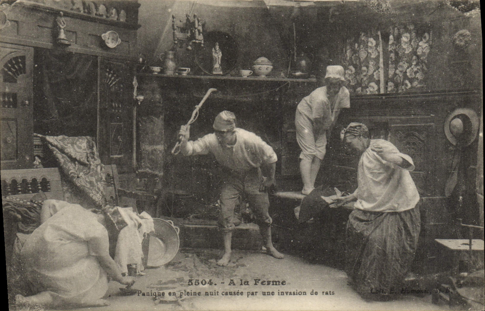 CPA A la Ferme Panique en pleine nuit causee par une invasion de rats Folklore