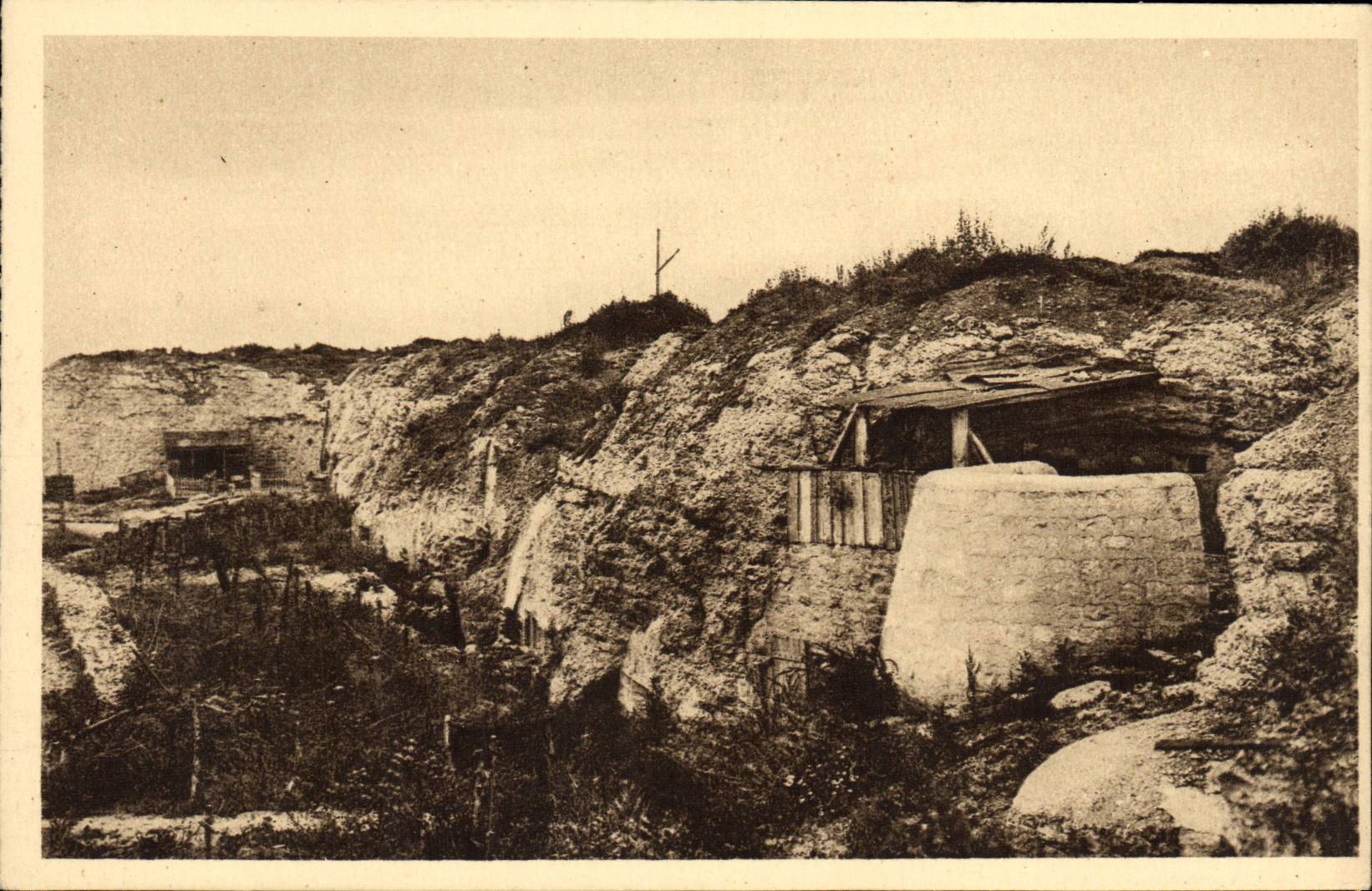 VINTAGE POSTCARD Fort of Douaumont Posts Machine-guns against Militaria planes