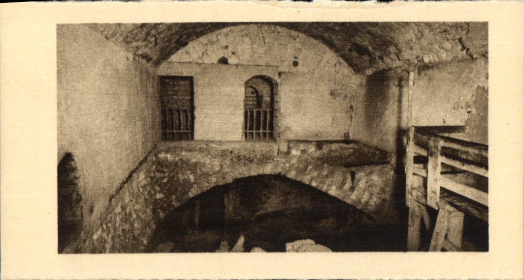 VINTAGE POSTCARD Extremely of Douaumont Place of the explosion of a deposit of Militaria Grenades