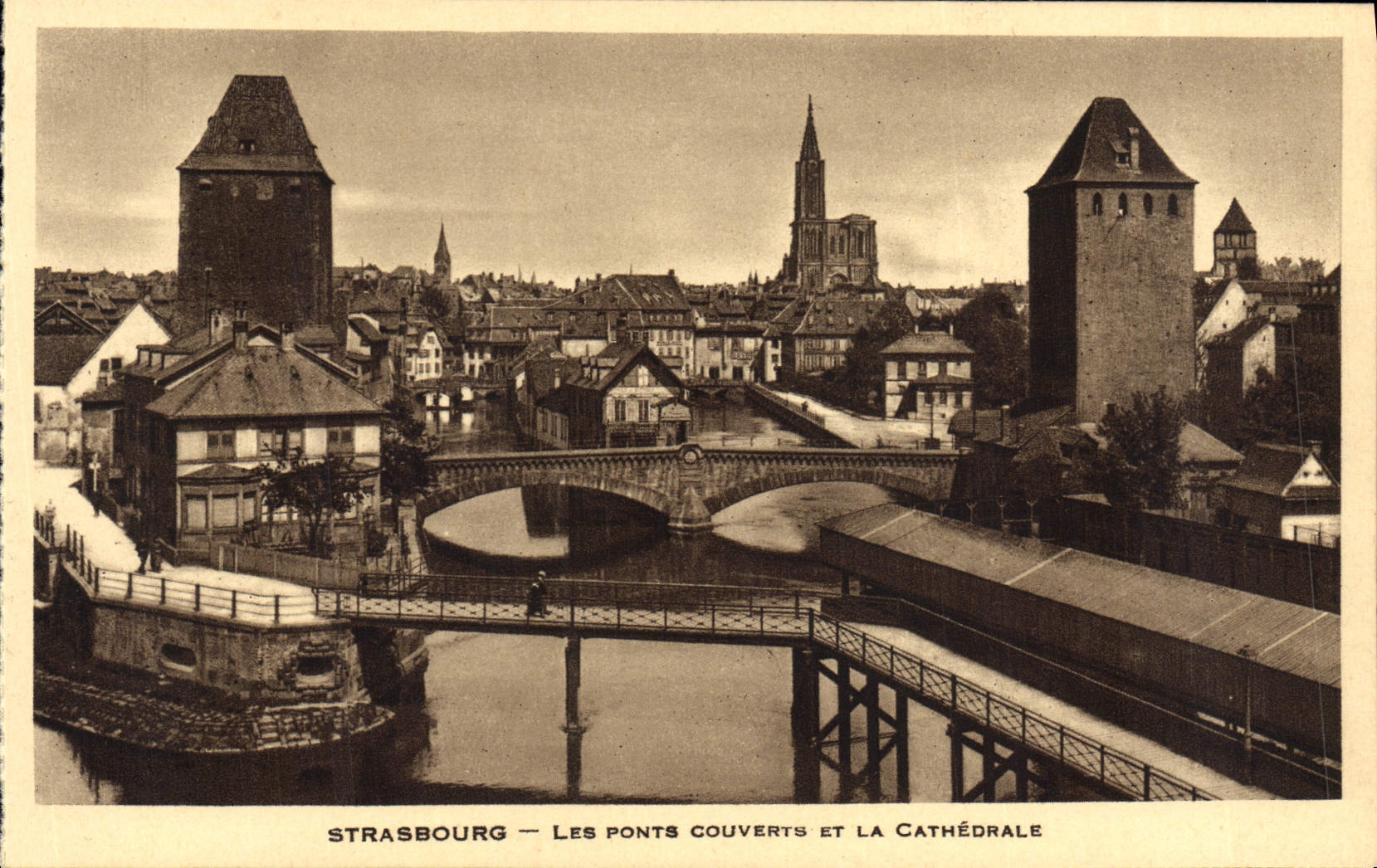 Puentes cubiertos de Strabourg de la POSTAL de la VENDIMIA y la catedral