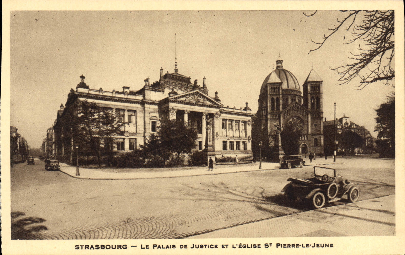 Cortes de ley de Estrasburgo de la POSTAL de la VENDIMIA y el St Pedro de la iglesia el coche joven